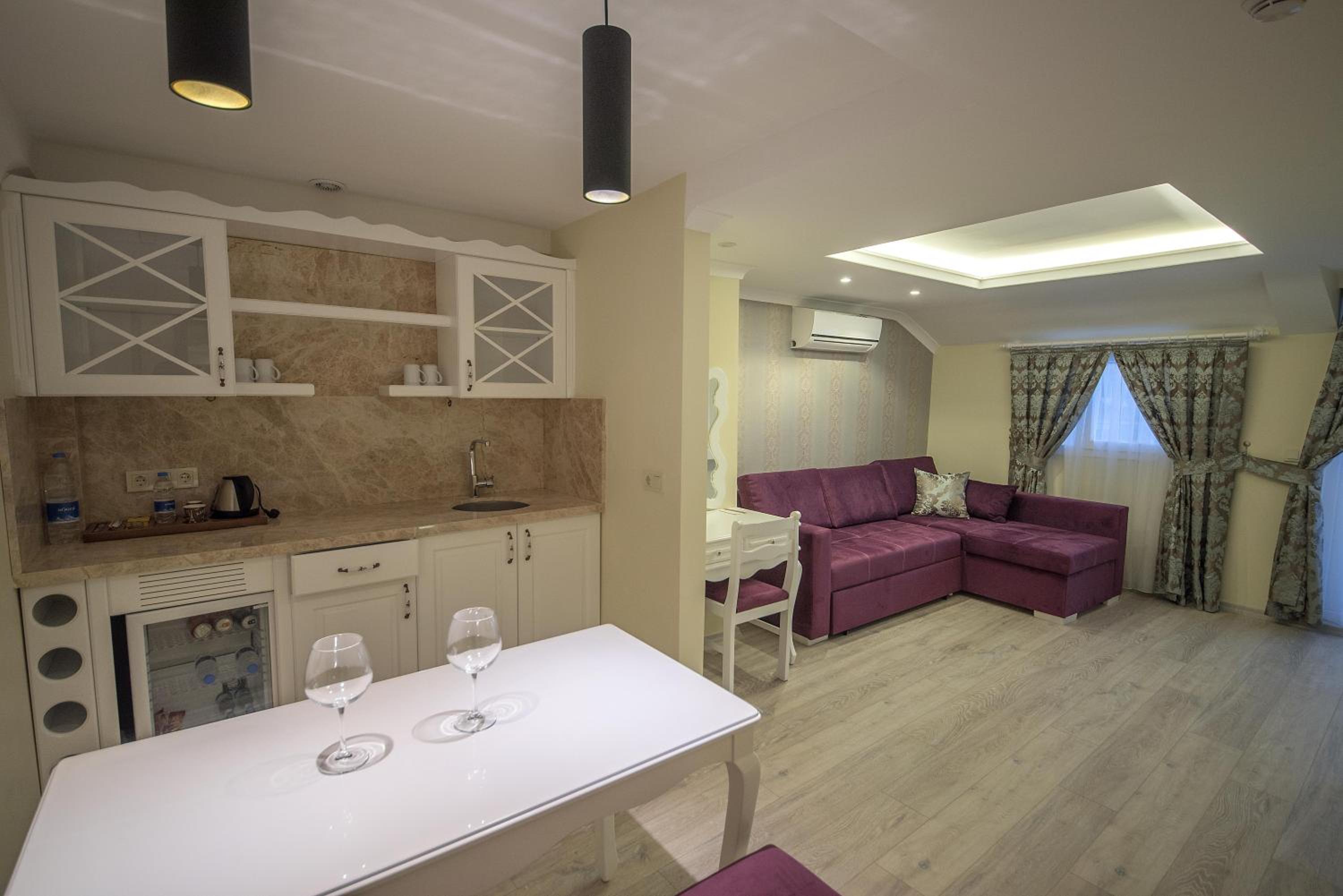King Suite - Photo 3