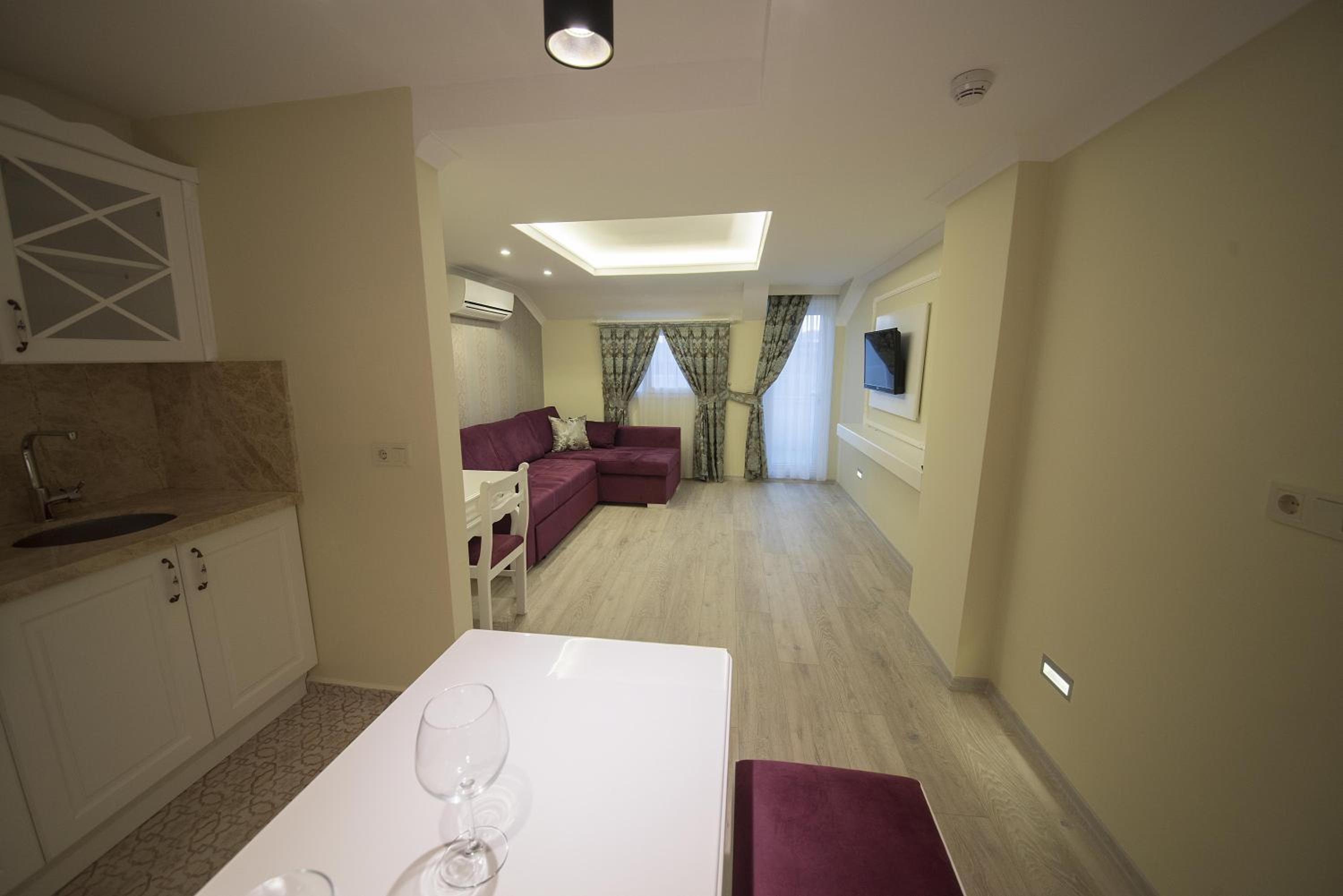 King Suite - Photo 2
