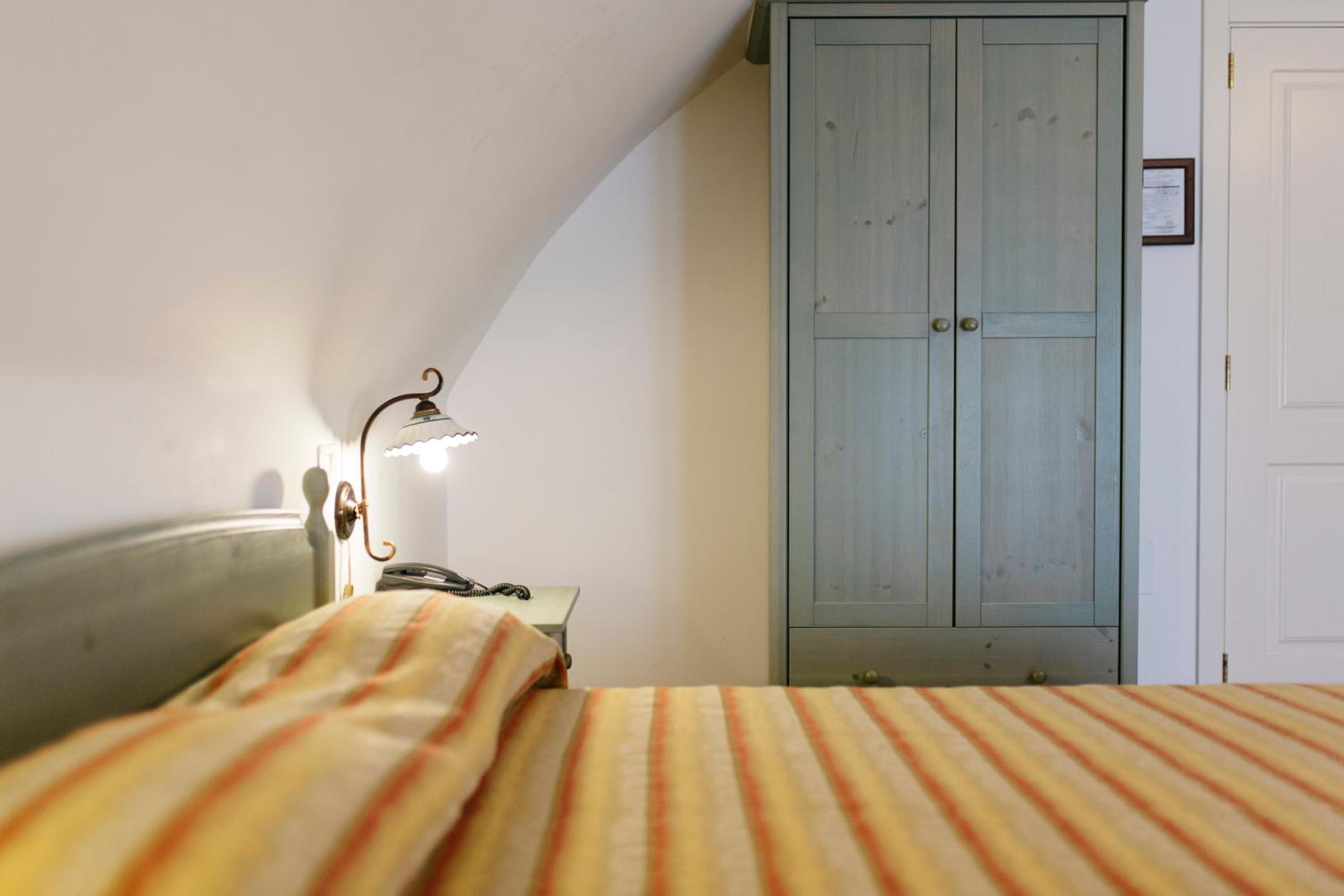 Standard Double Room - Photo 12