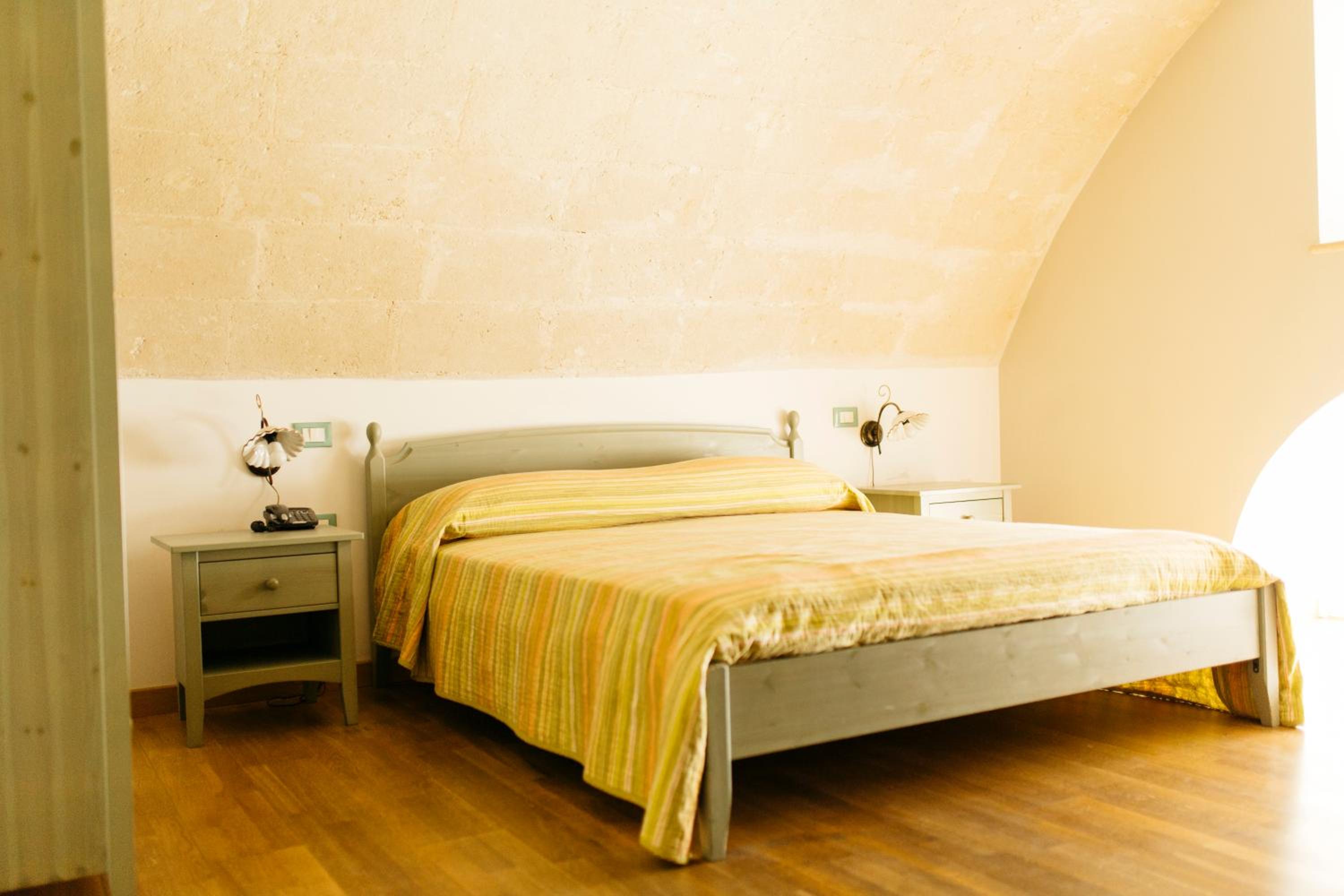 Standard Double Room - Photo 14