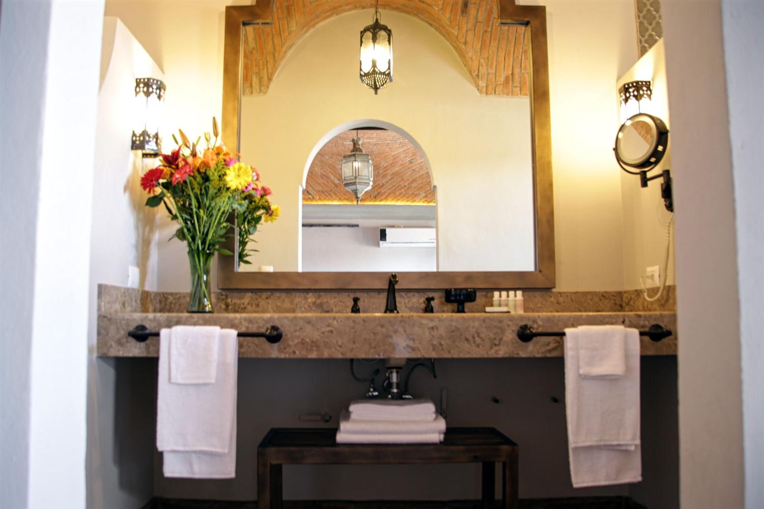 Luxury Suite - Photo 3