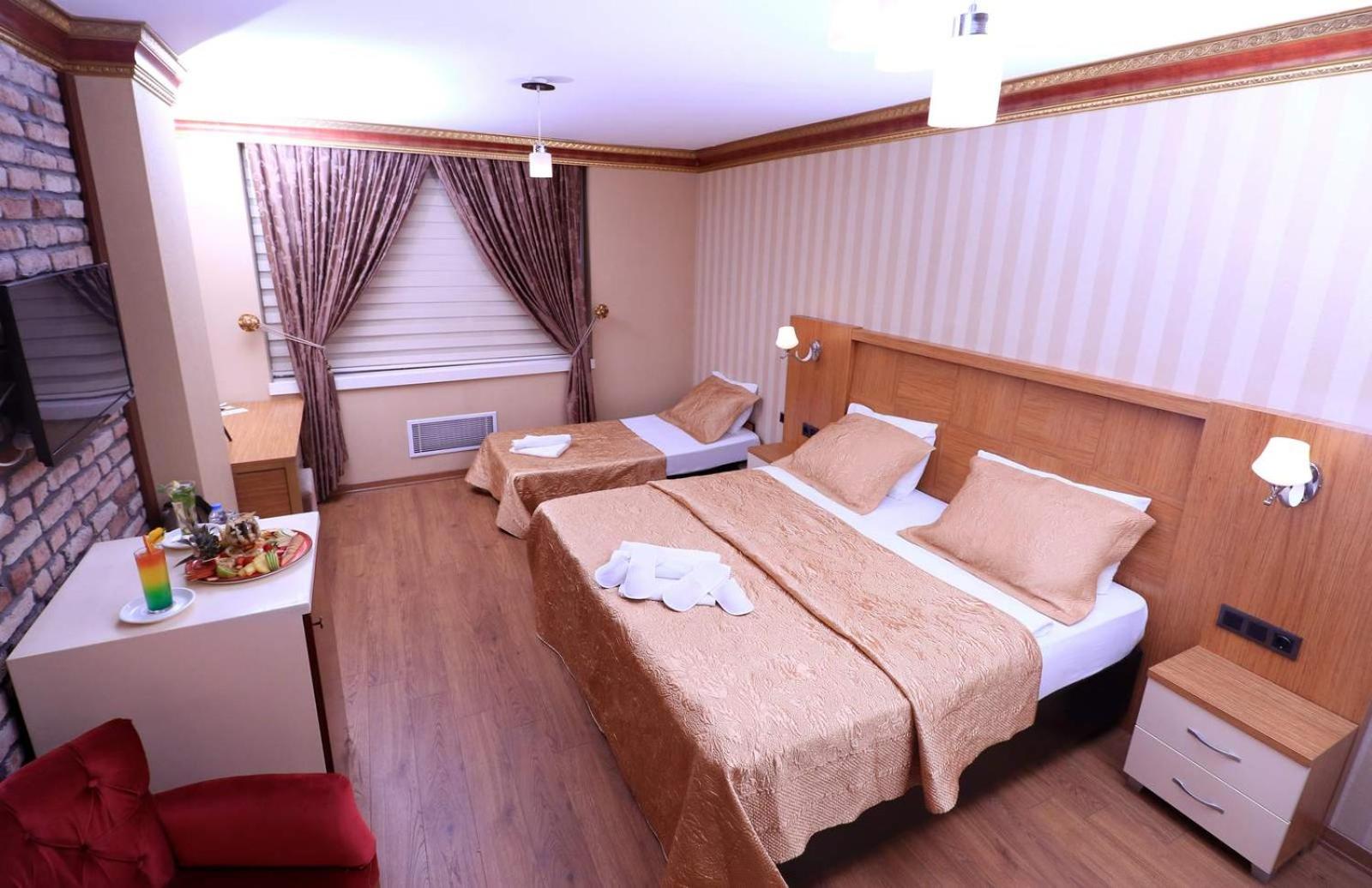 Deluxe Queen Suite photo 2