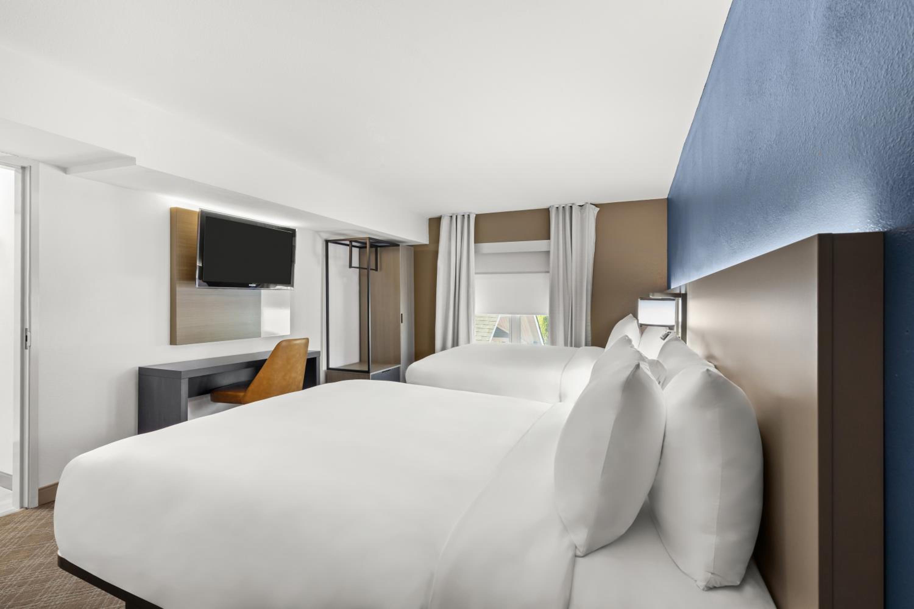 Queen Suite with Two Queen Beds and Sofa Bed - Non Smoking - Photo 3