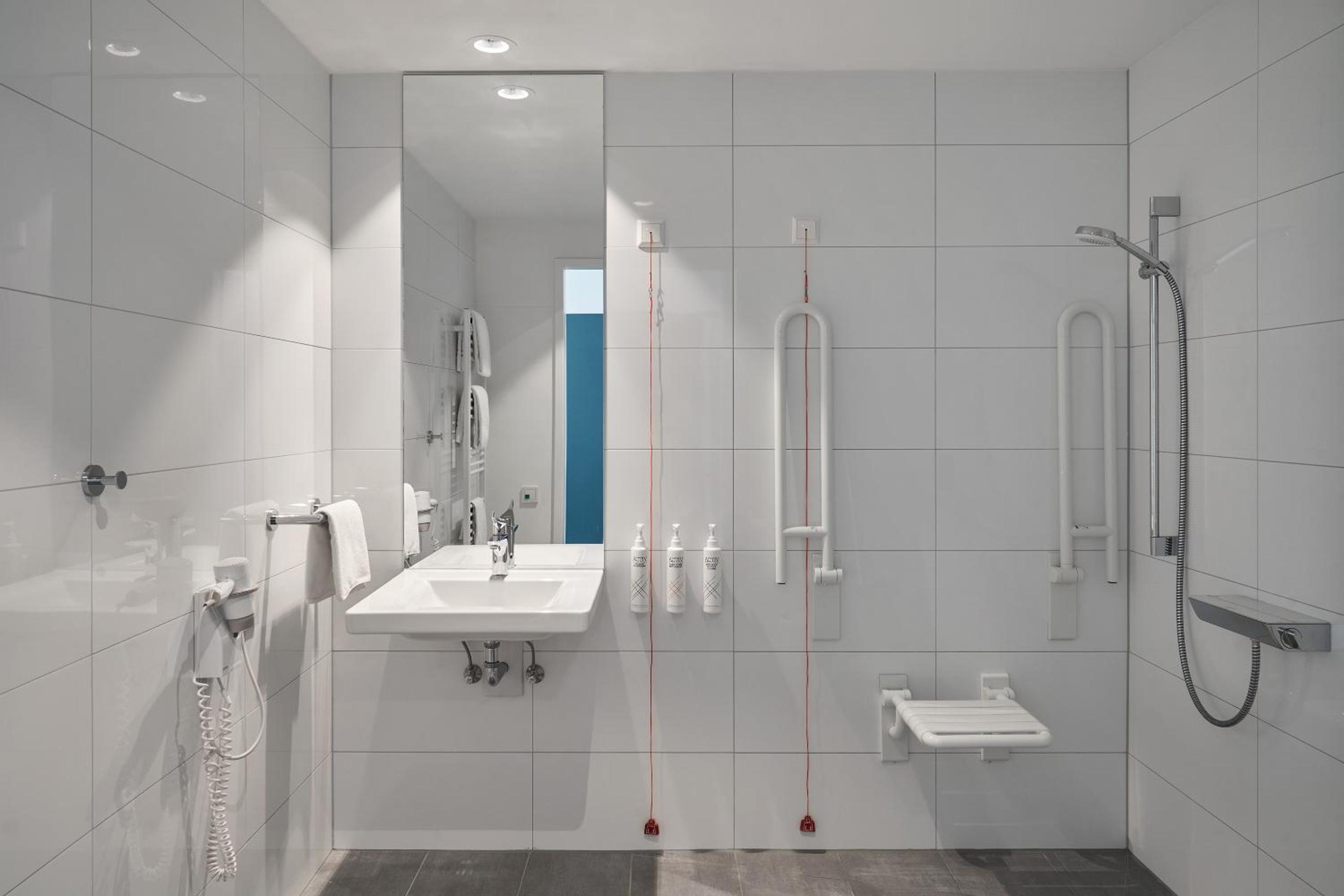 Standard King Room with Street View - Photo 4