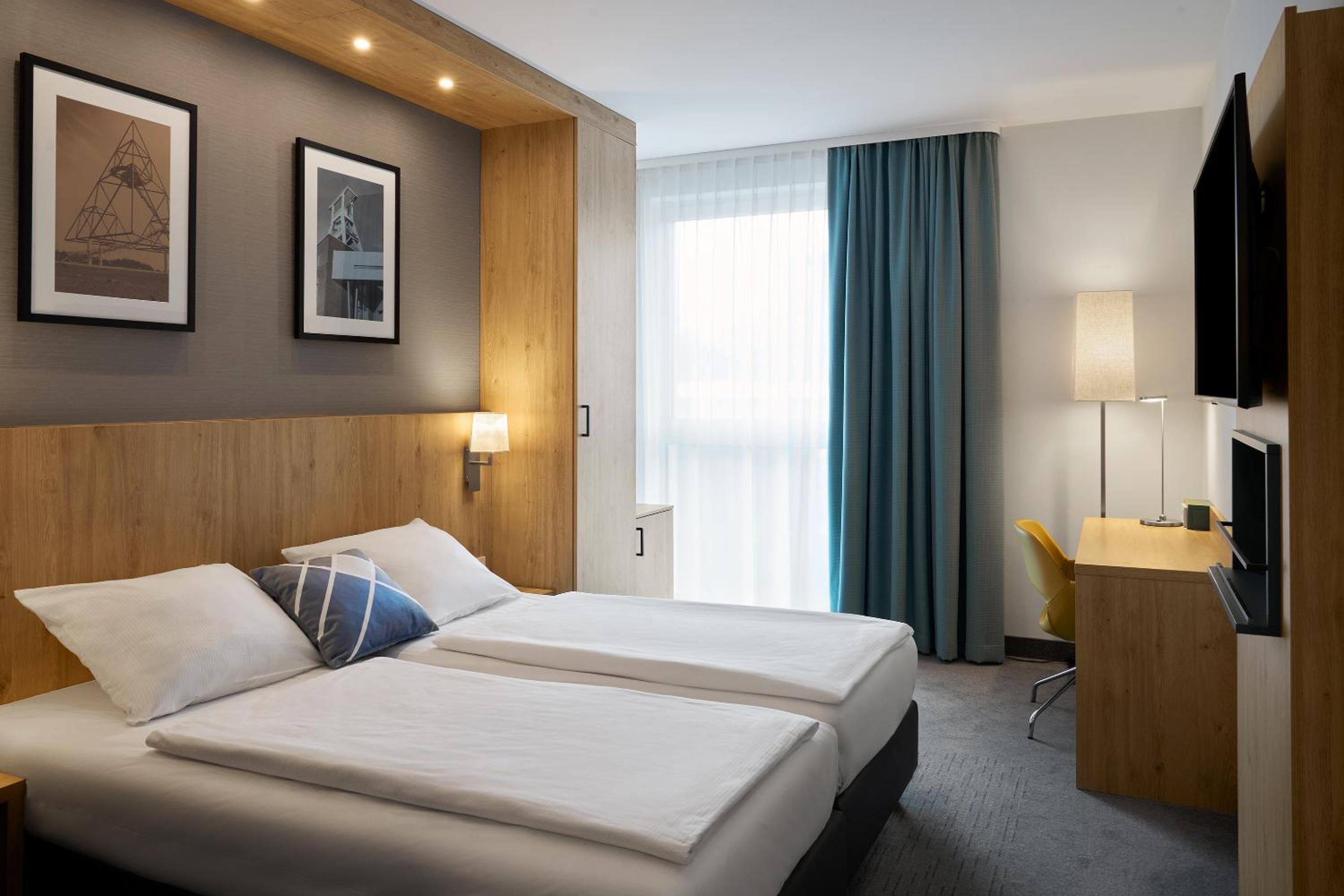 Standard Quiet Twin Room with Courtyard View - Photo 2