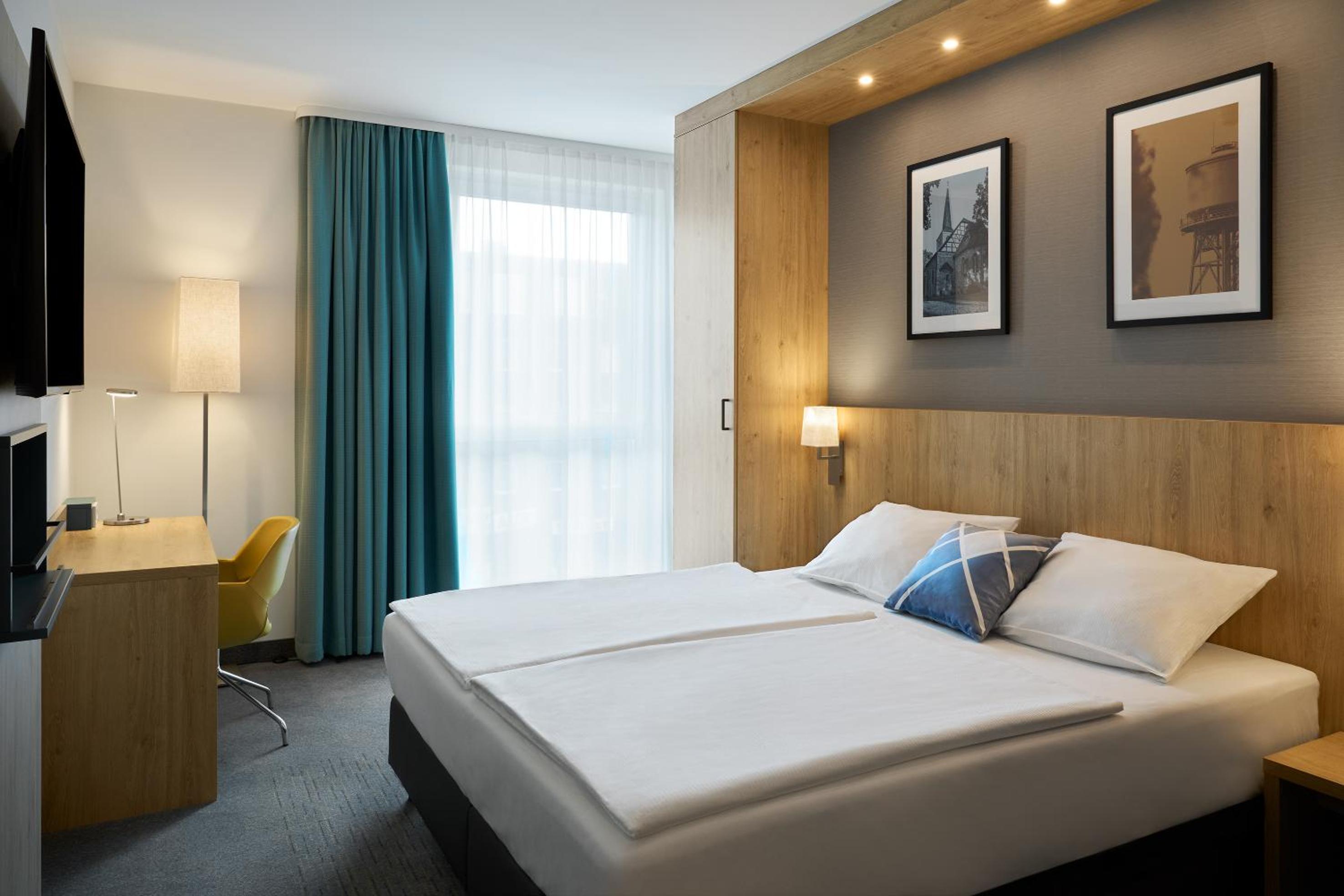 Standard King Room with Street View - Photo 5