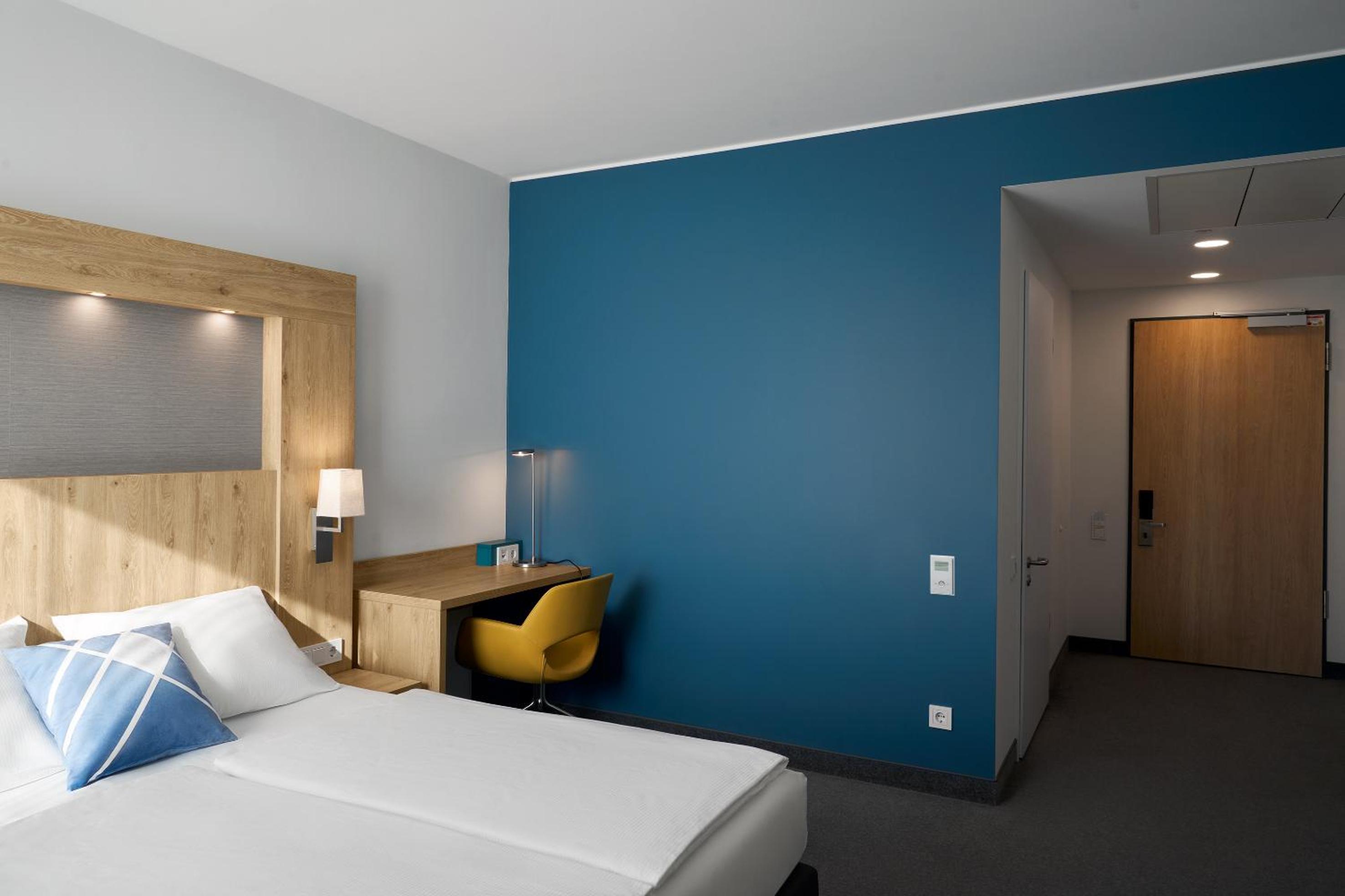 Standard King Room with Street View - Photo 2