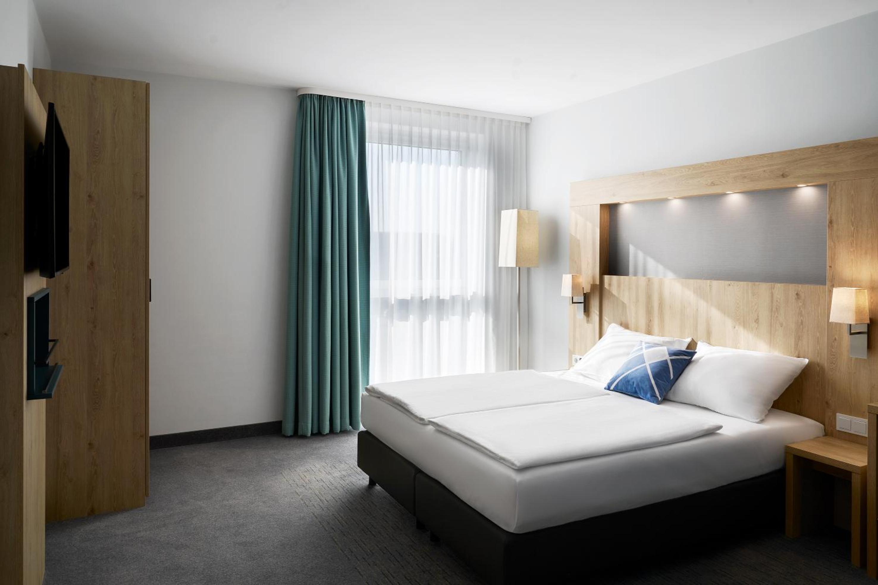 Standard King Room with Street View - Photo 1
