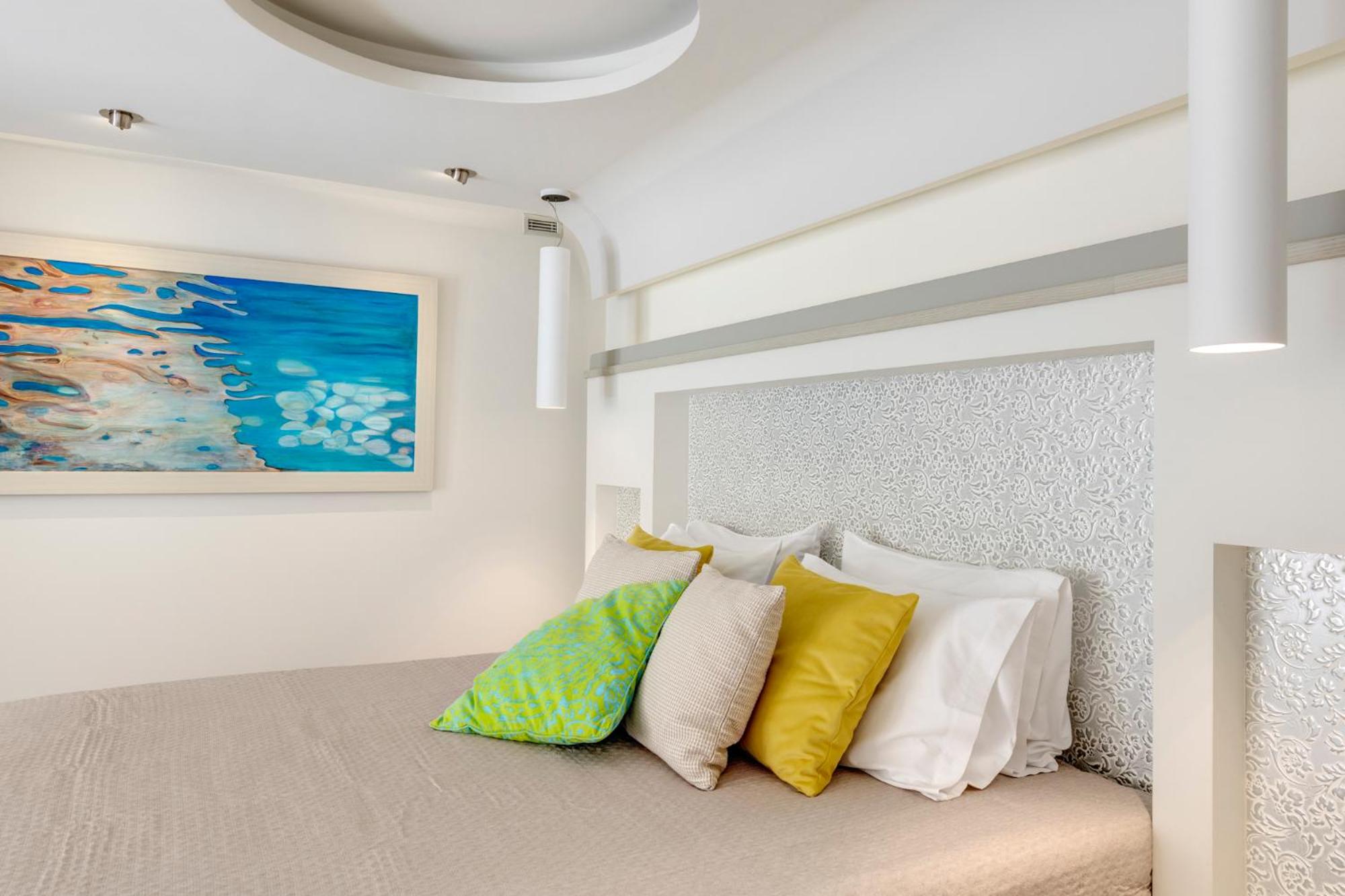 Suite with Outside Hot Tub