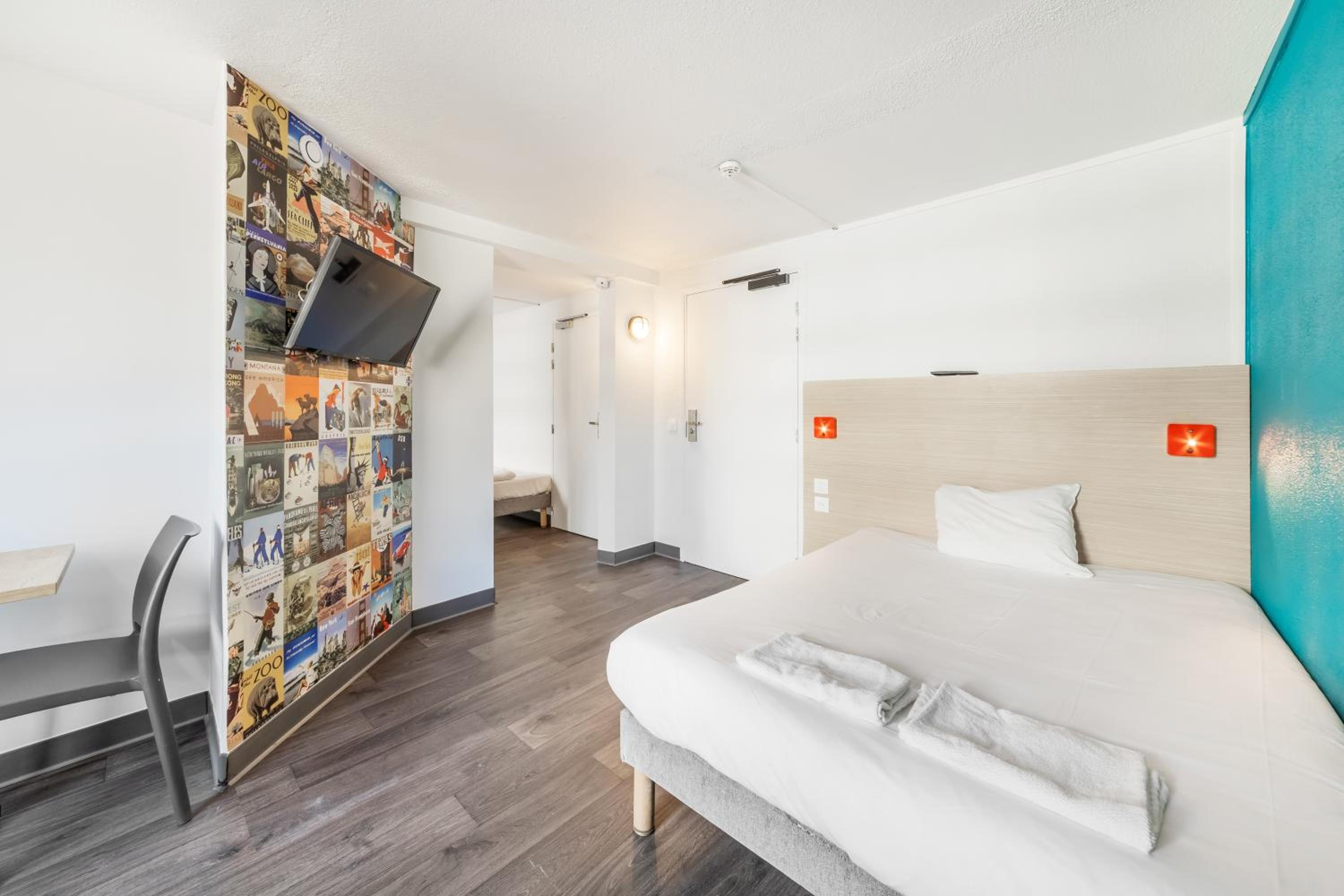 Accessible standard Room with One Double Bed and One Single Bed