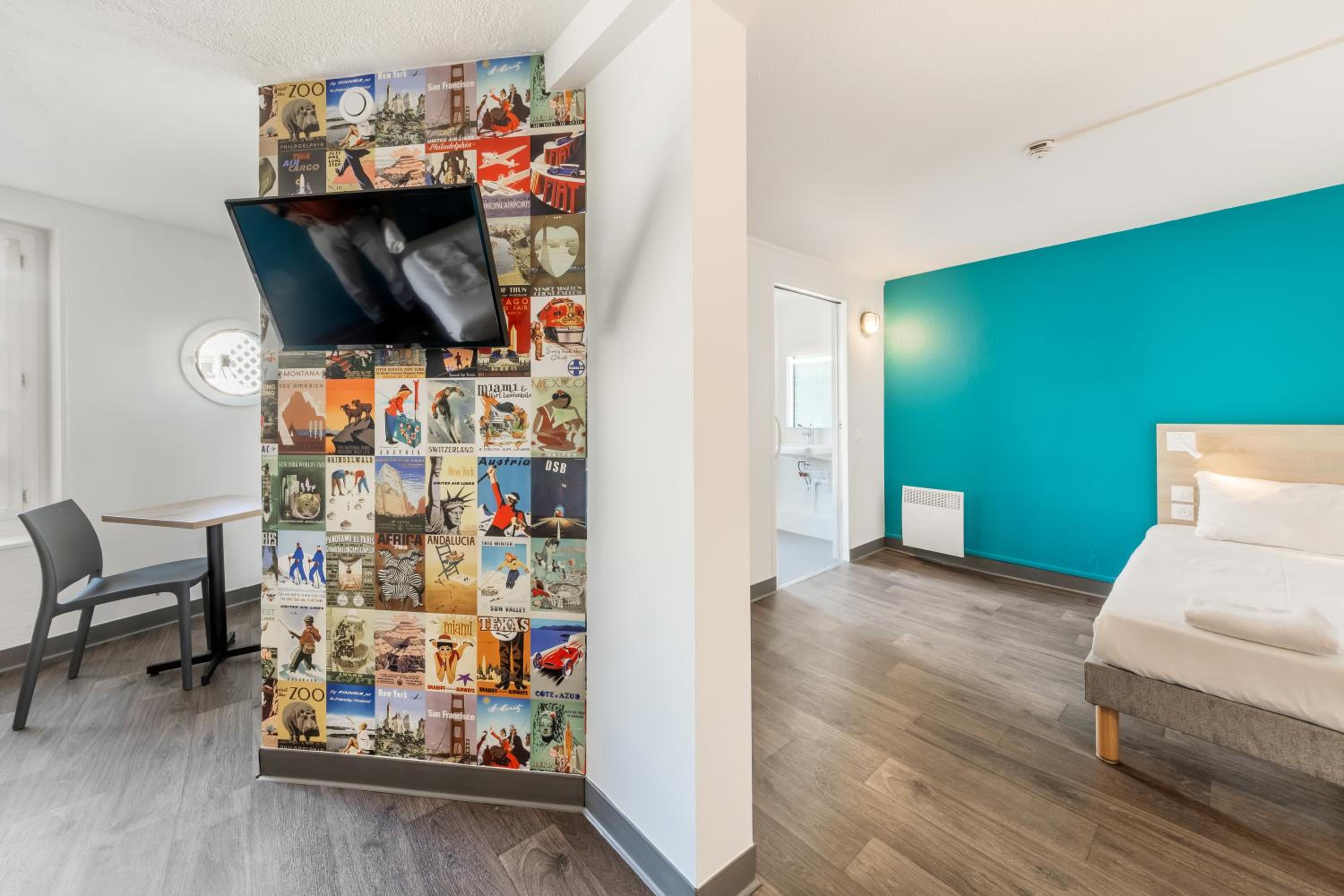 Accessible standard Room with One Double Bed and One Single Bed photo 3