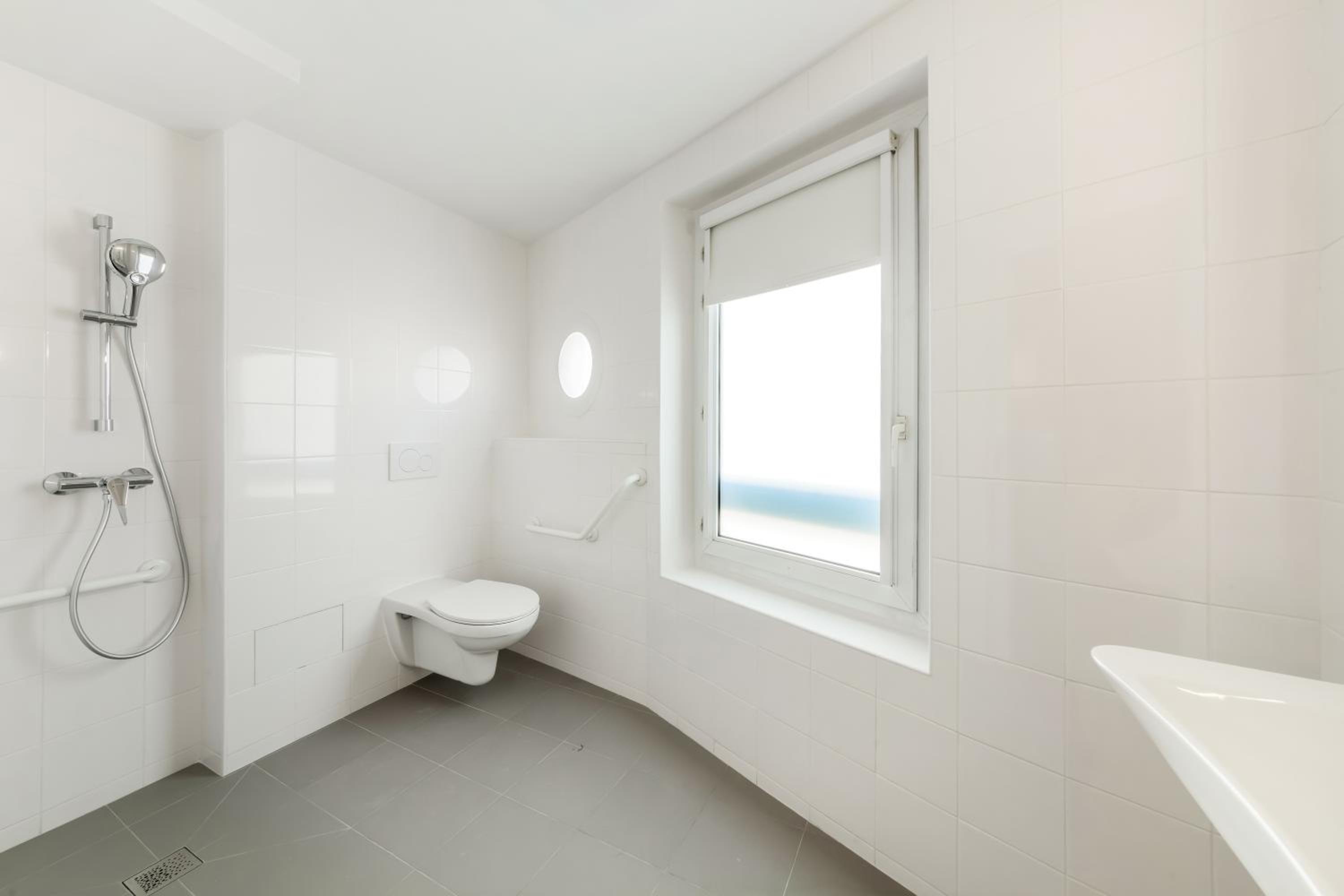 Accessible standard Room with One Double Bed and One Single Bed photo 2