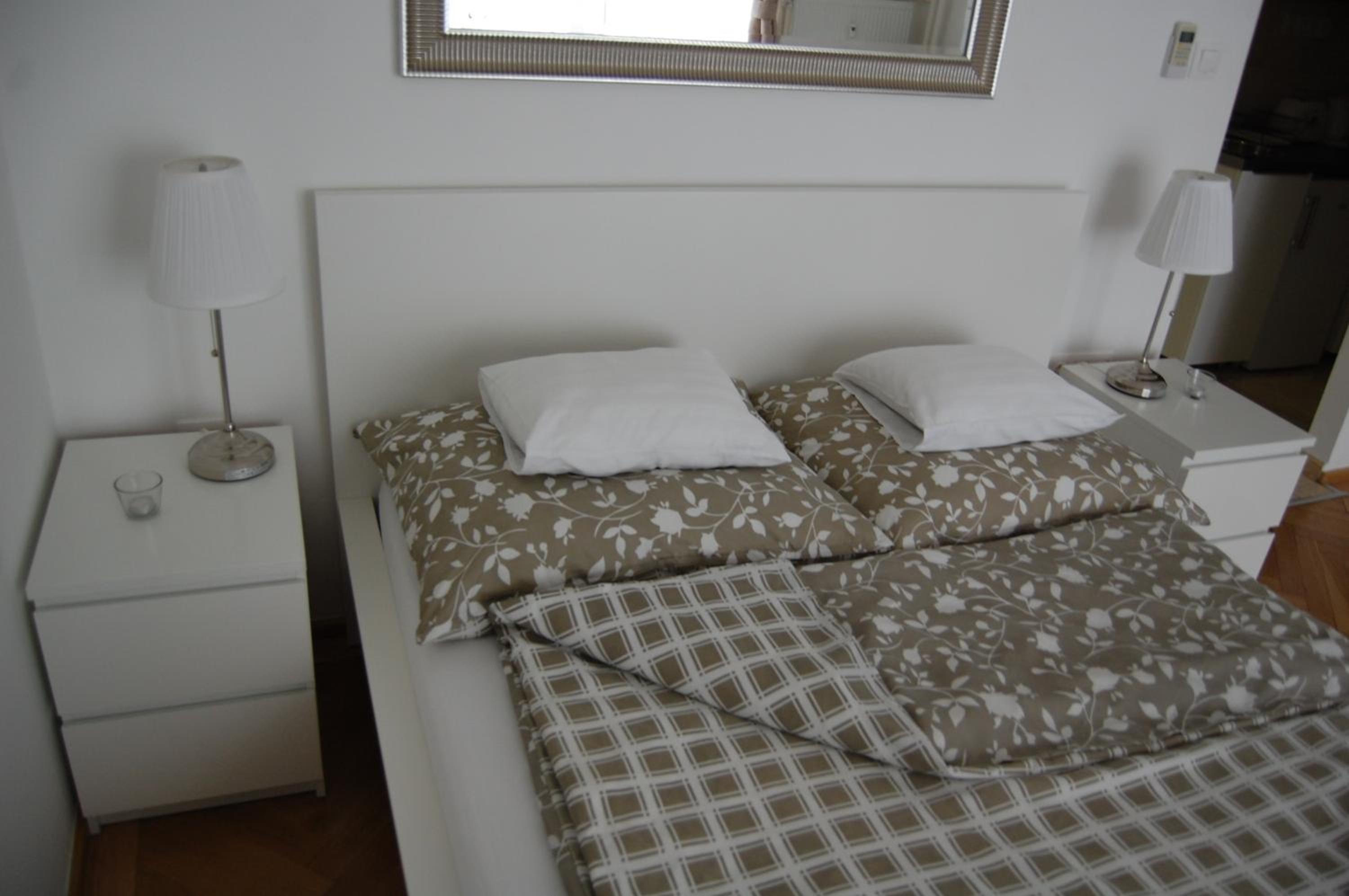 Apartment with Terrace - Photo 20