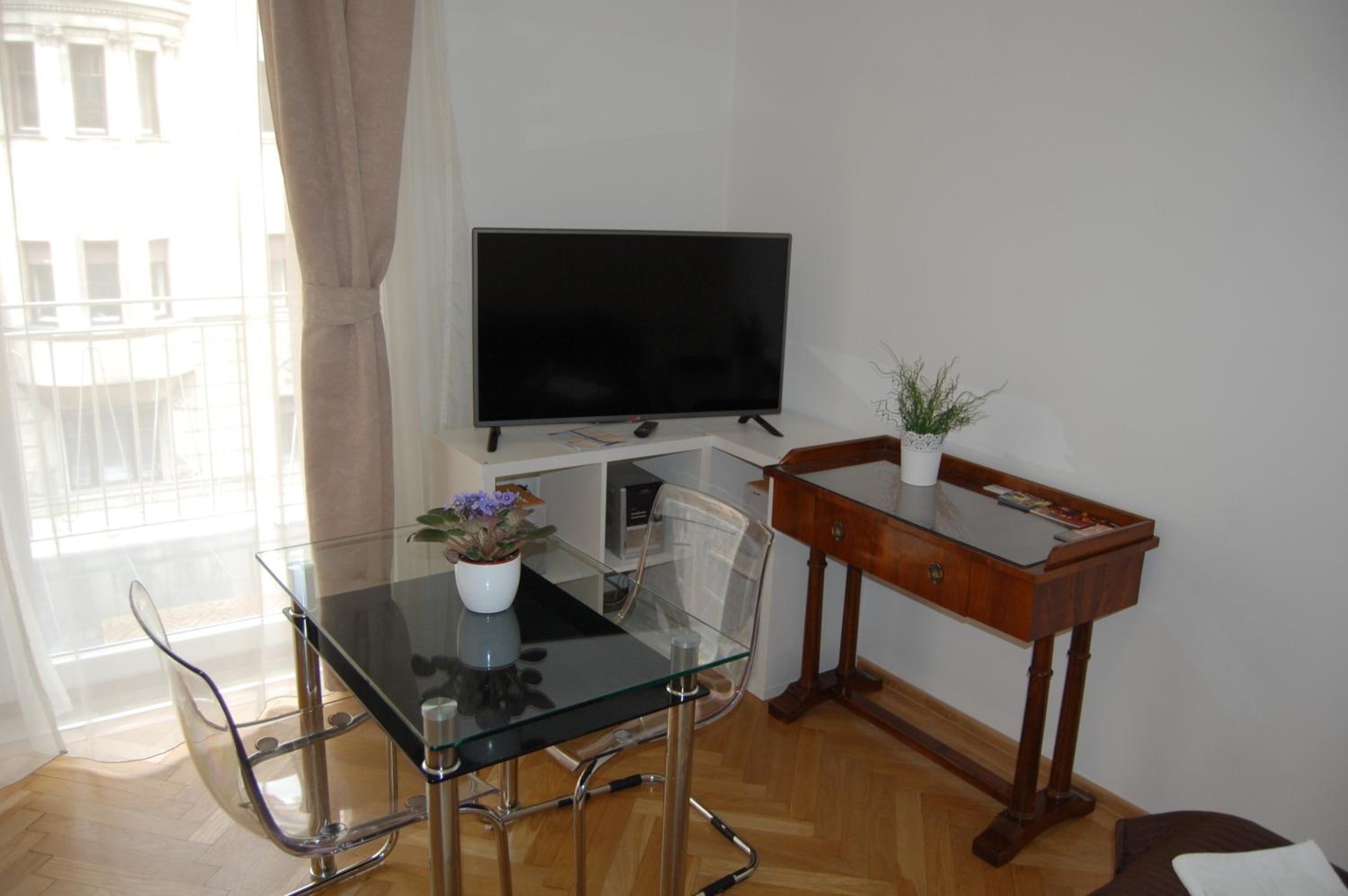 Apartment with Terrace - Photo 19