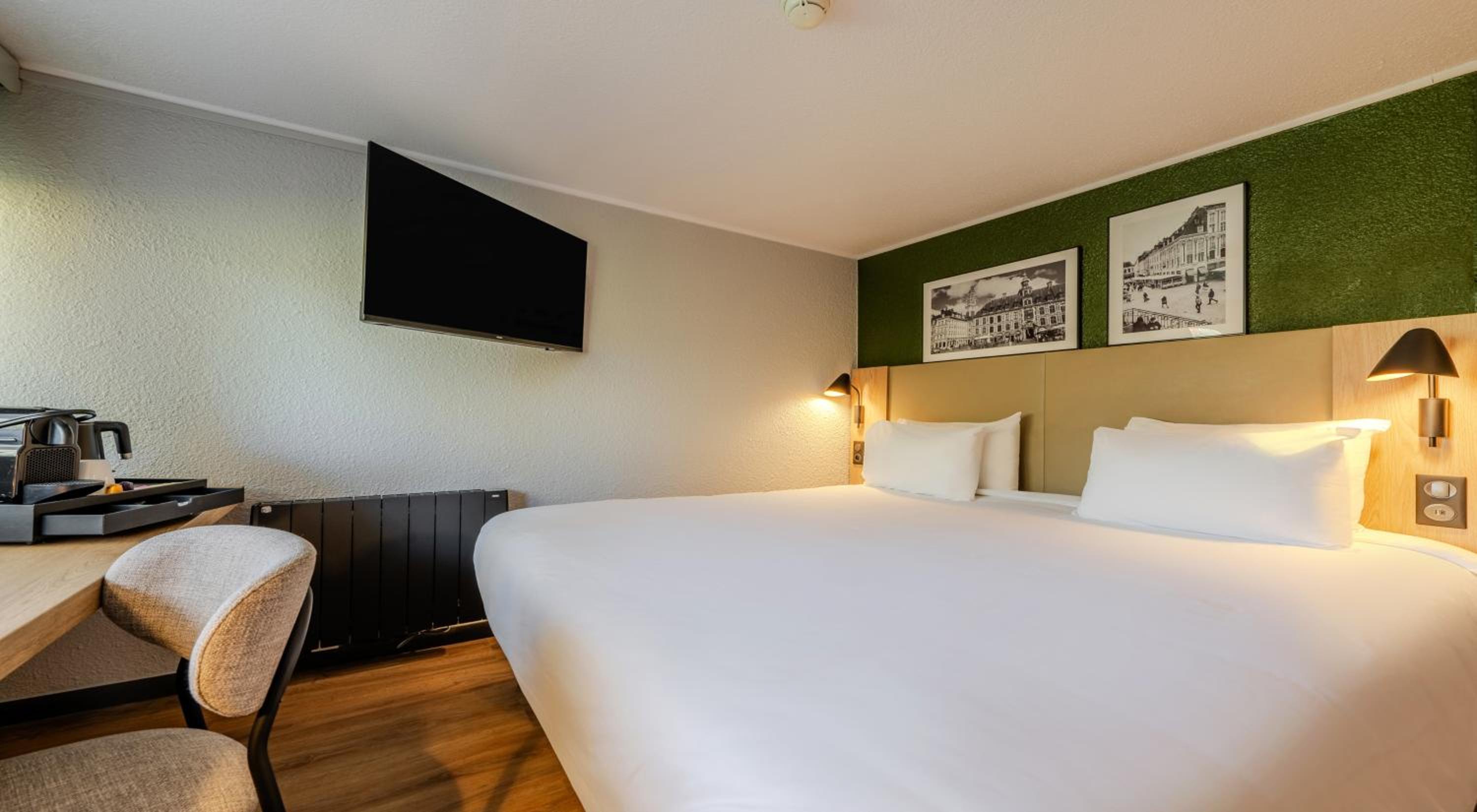 Superior Room -1 King Bed - Photo 1