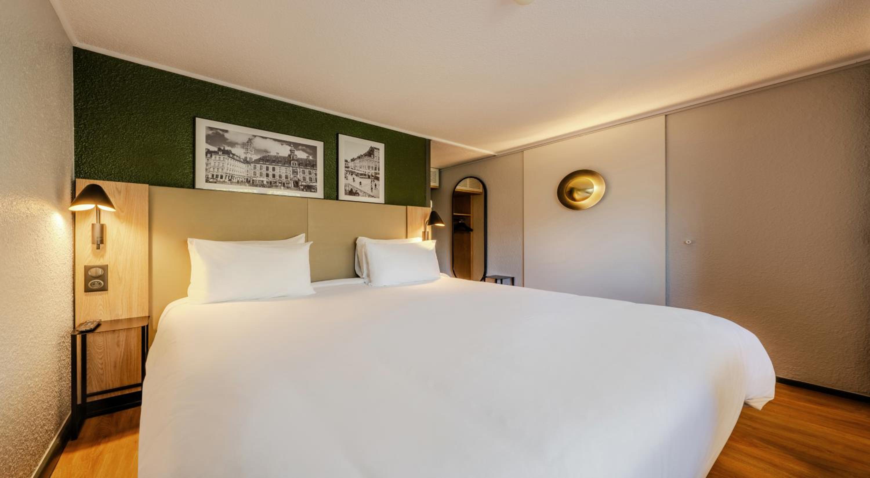 Superior Room -1 King Bed - Photo 2