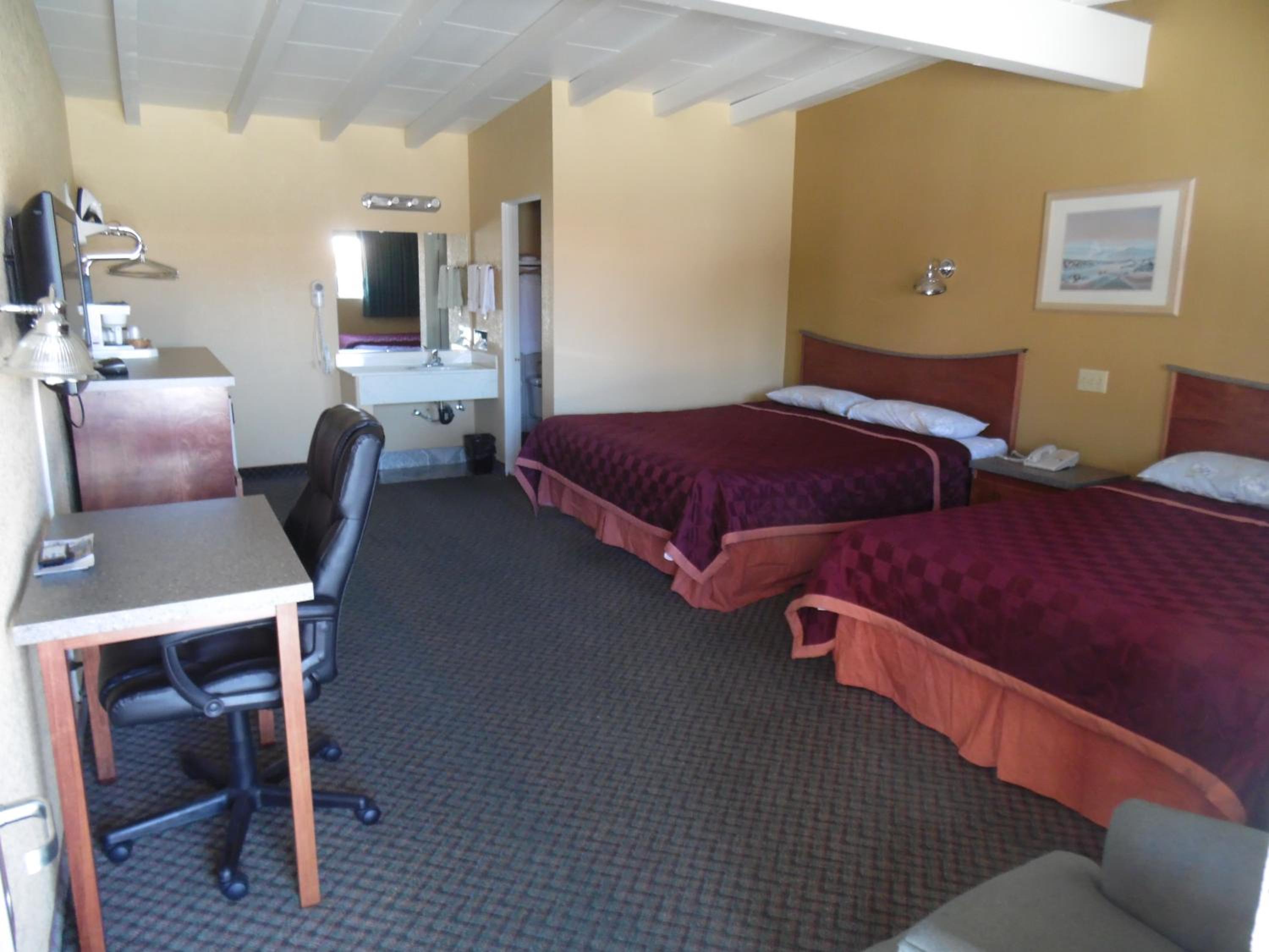 Queen Room with Two Queen Beds - Non-Smoking photo 3