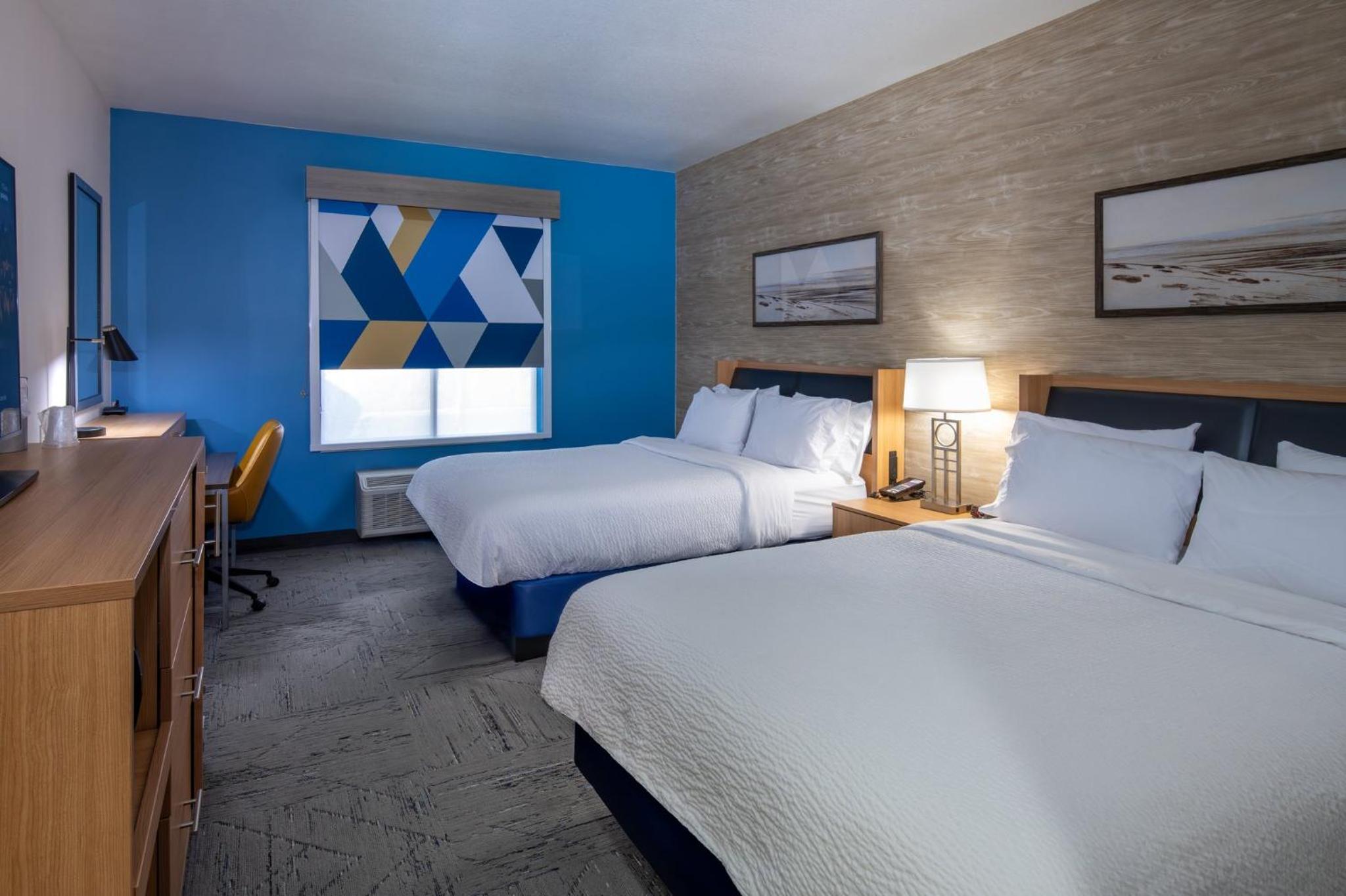 Standard Room with Two Queen Beds - Photo 3