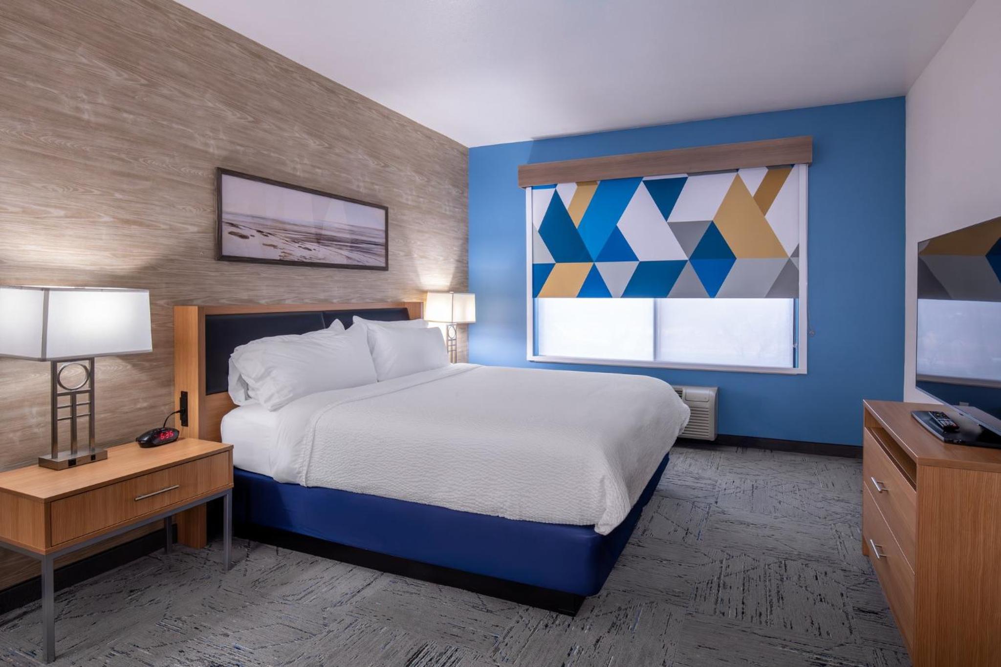 Standard Room with Two Queen Beds - Photo 5