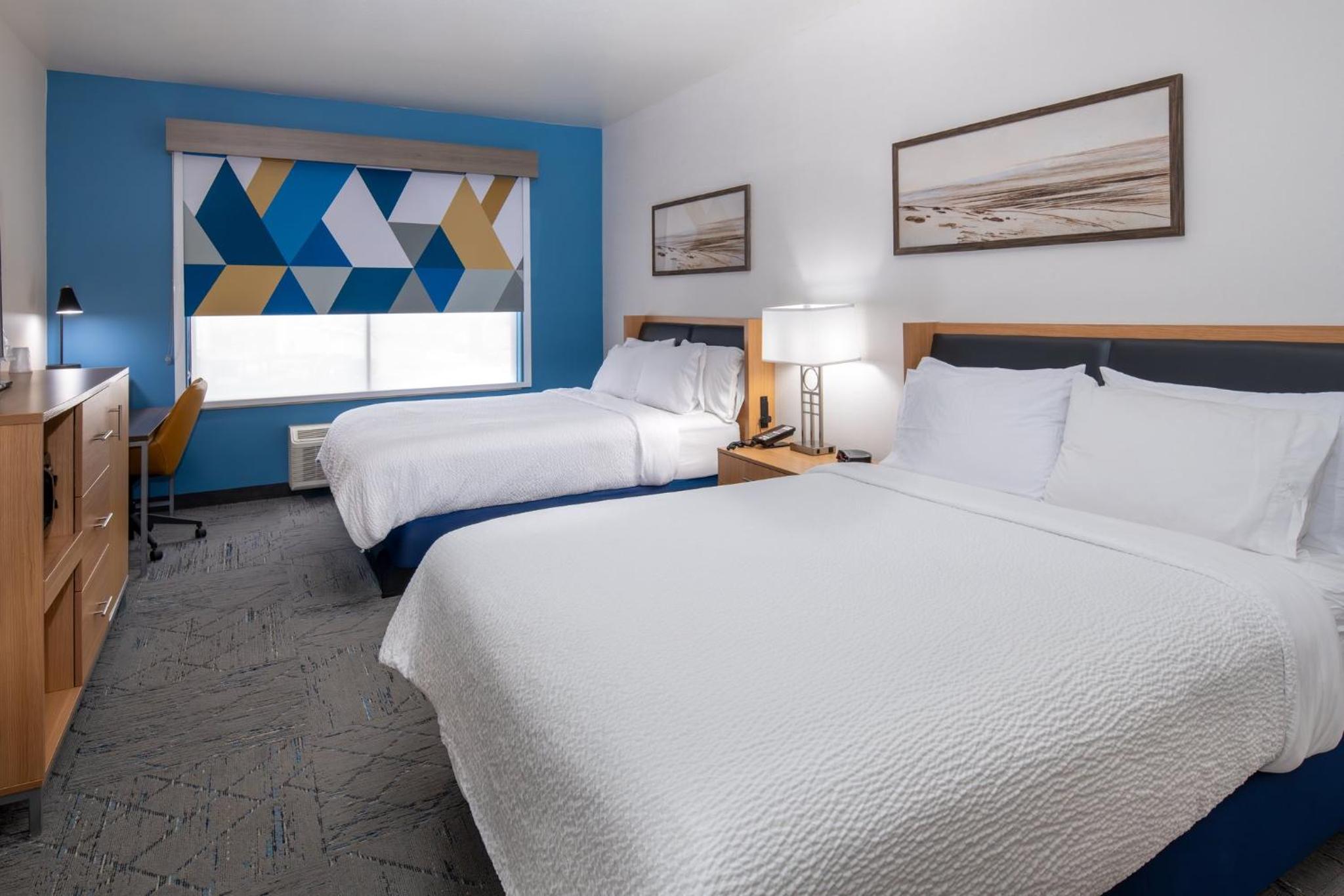Standard Room with Two Queen Beds - Photo 6