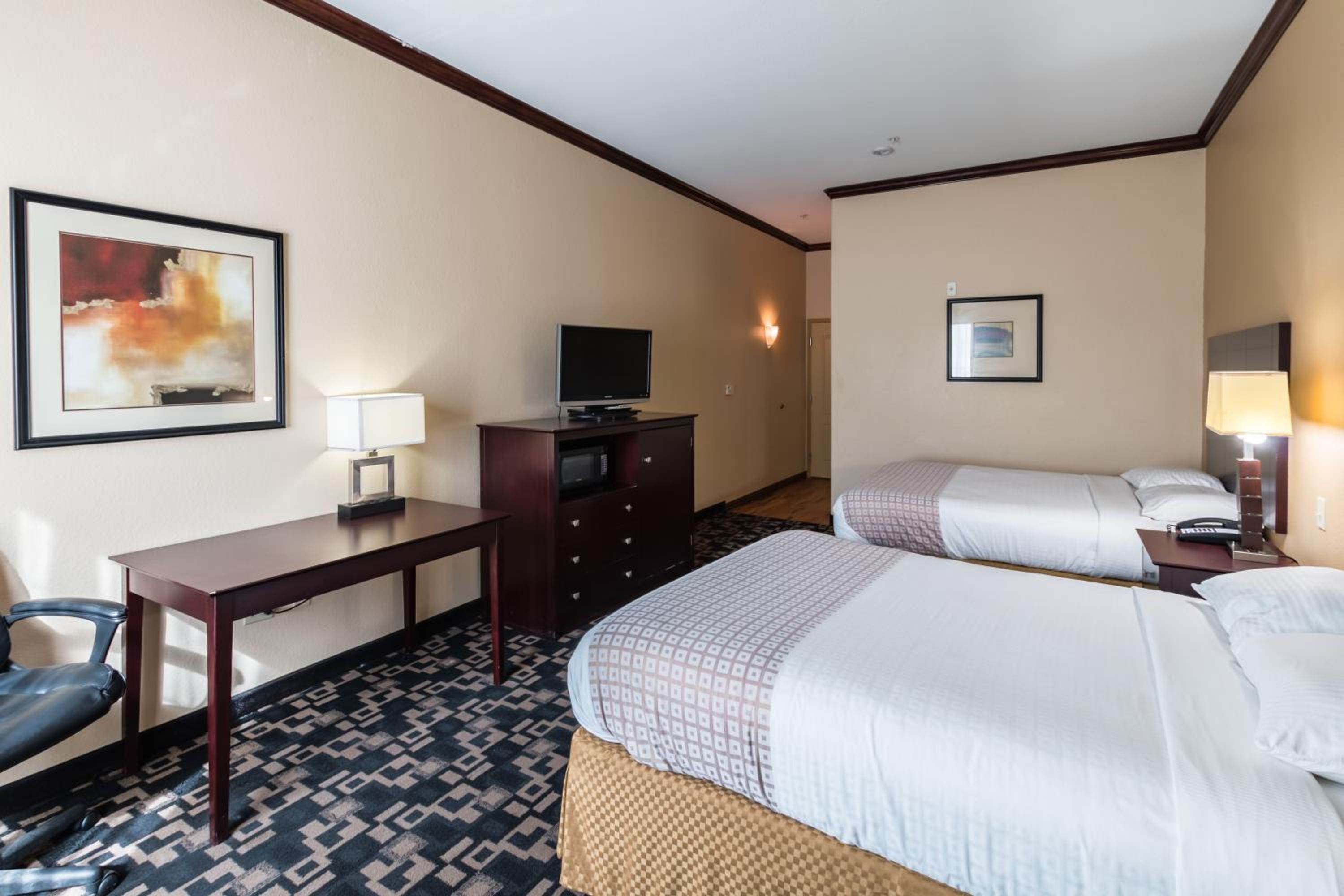 Queen Room with Two Queen Beds - Disability Access - Non-Smoking - Photo 3