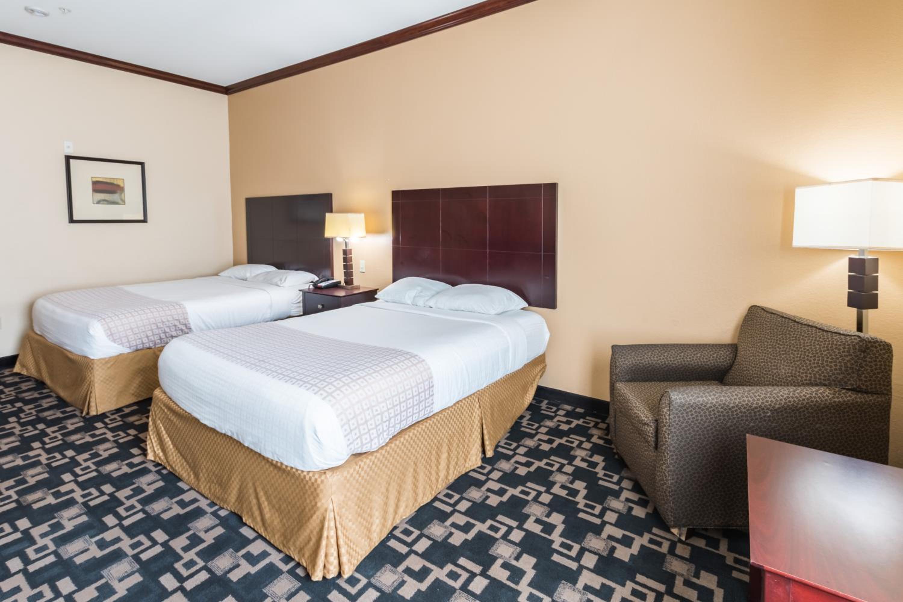 Queen Room with Two Queen Beds - Disability Access - Non-Smoking - Photo 4