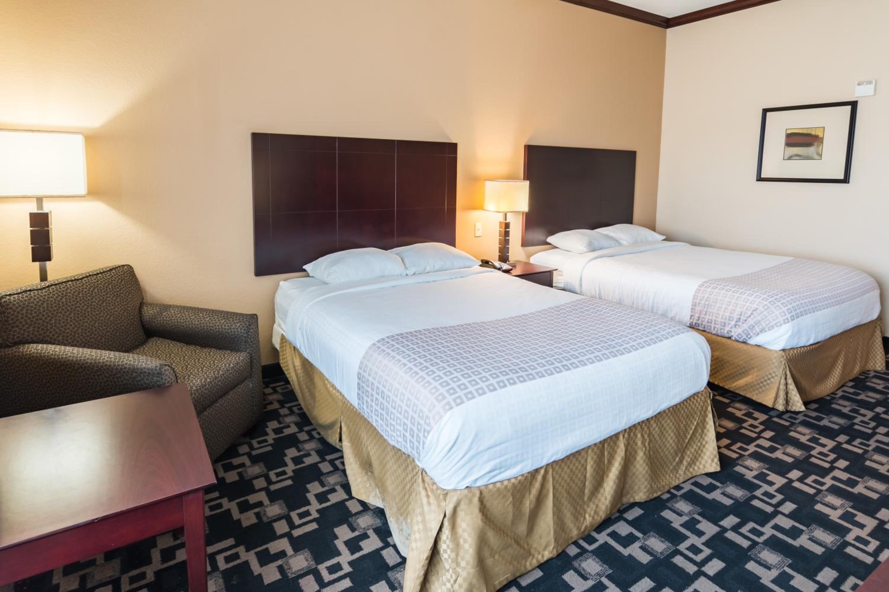 Queen Room with Two Queen Beds - Disability Access - Non-Smoking - Photo 5