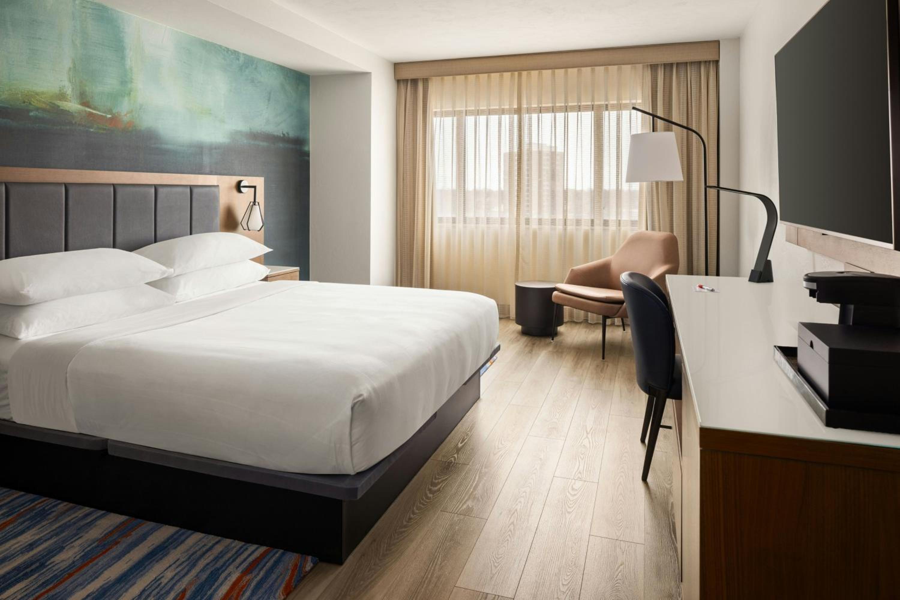 King Room with City View - Photo 3