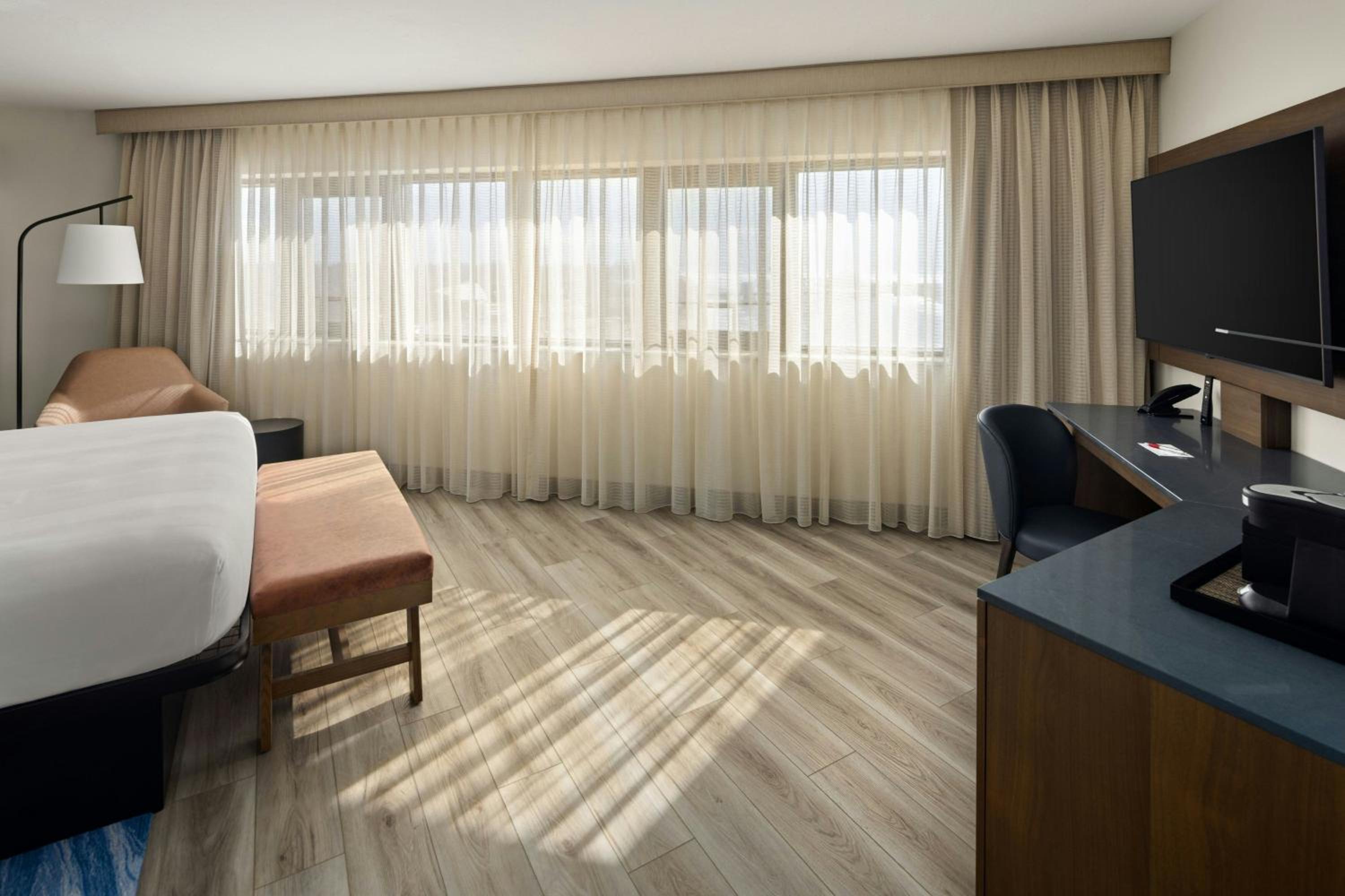Deluxe King Room with Waterview - Photo 3