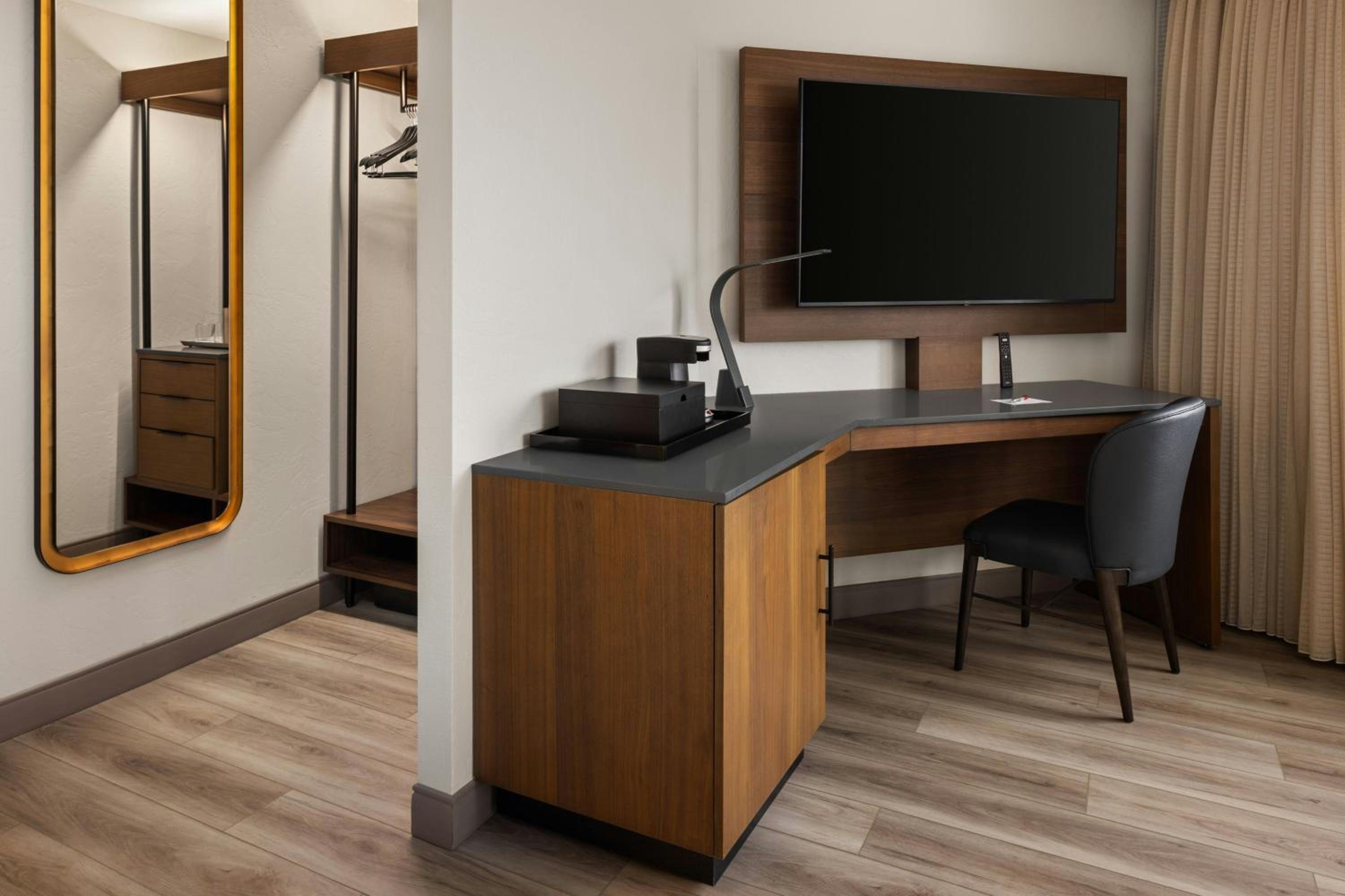 Deluxe King Room with Waterview - Photo 4