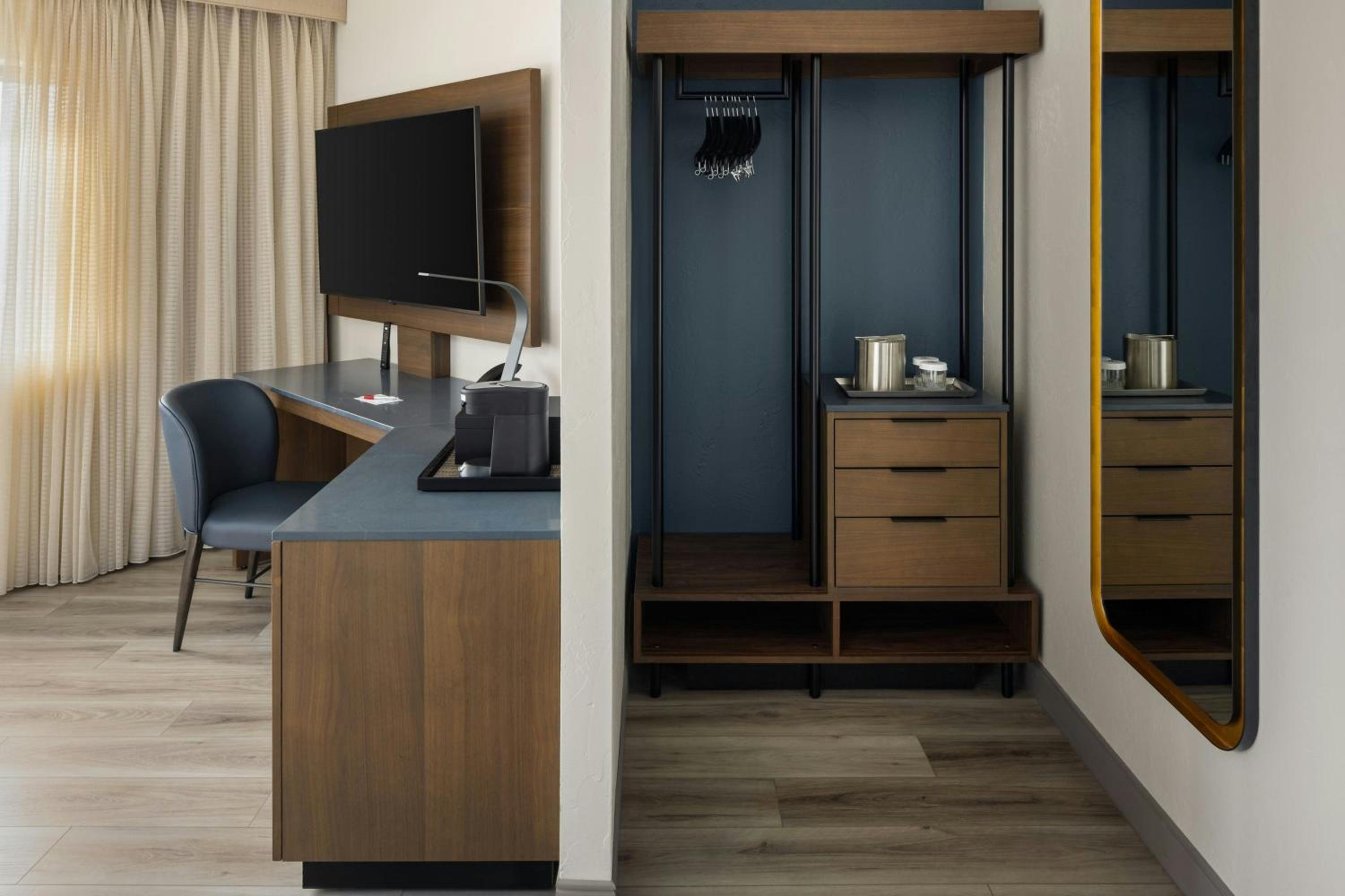 Deluxe King Room with Waterview - Photo 5