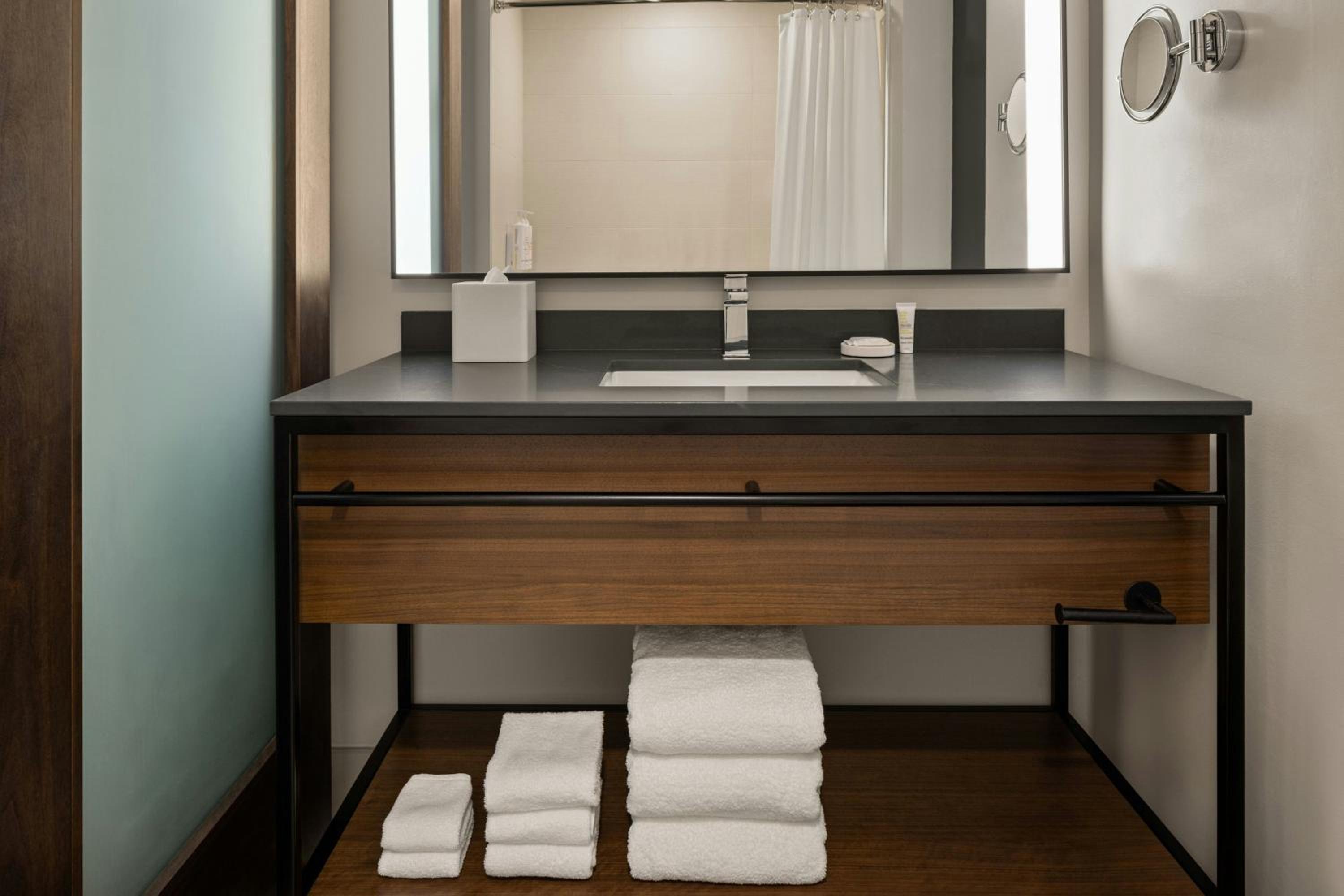 King Room with City View - Photo 5