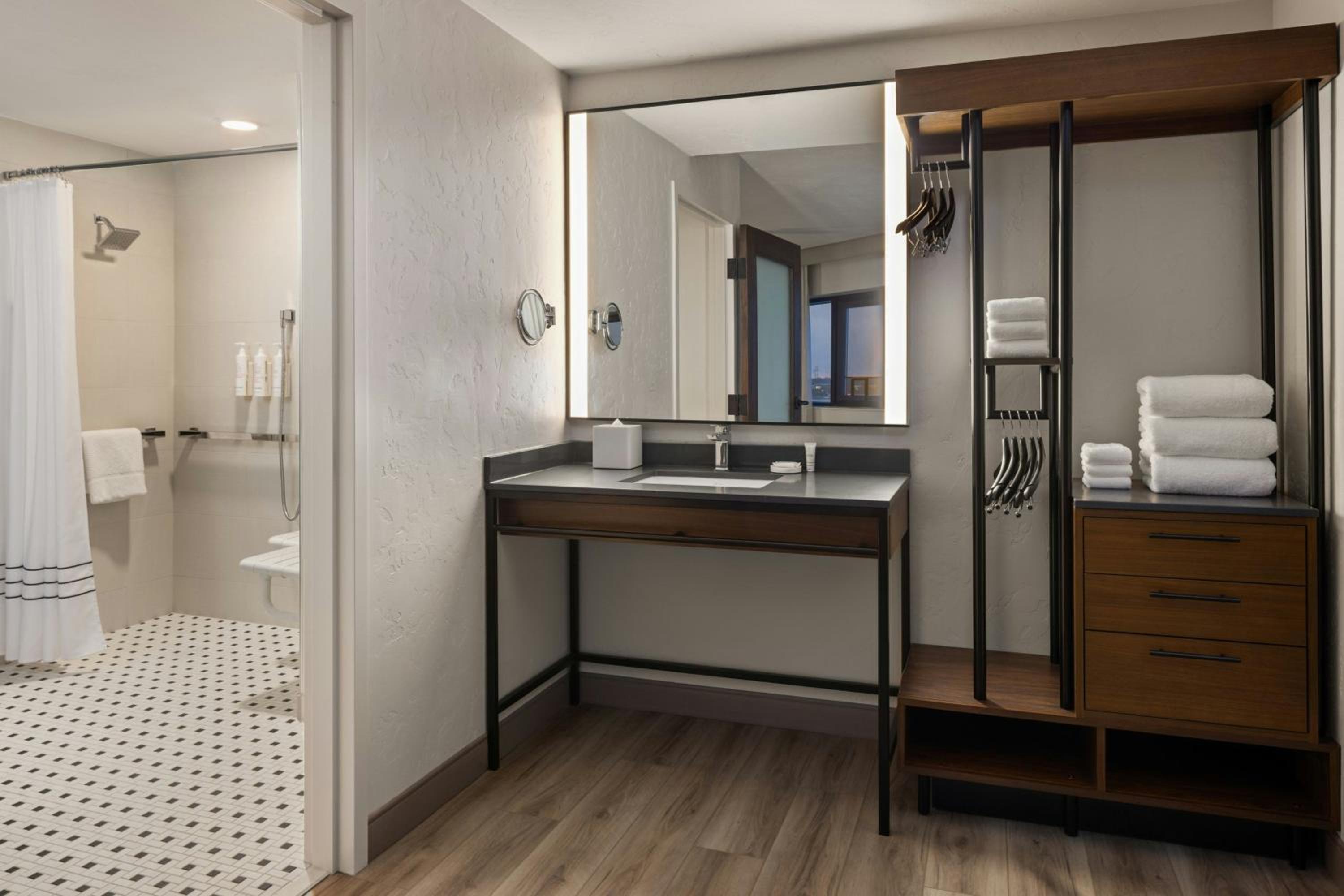 King Room with City View - Photo 4
