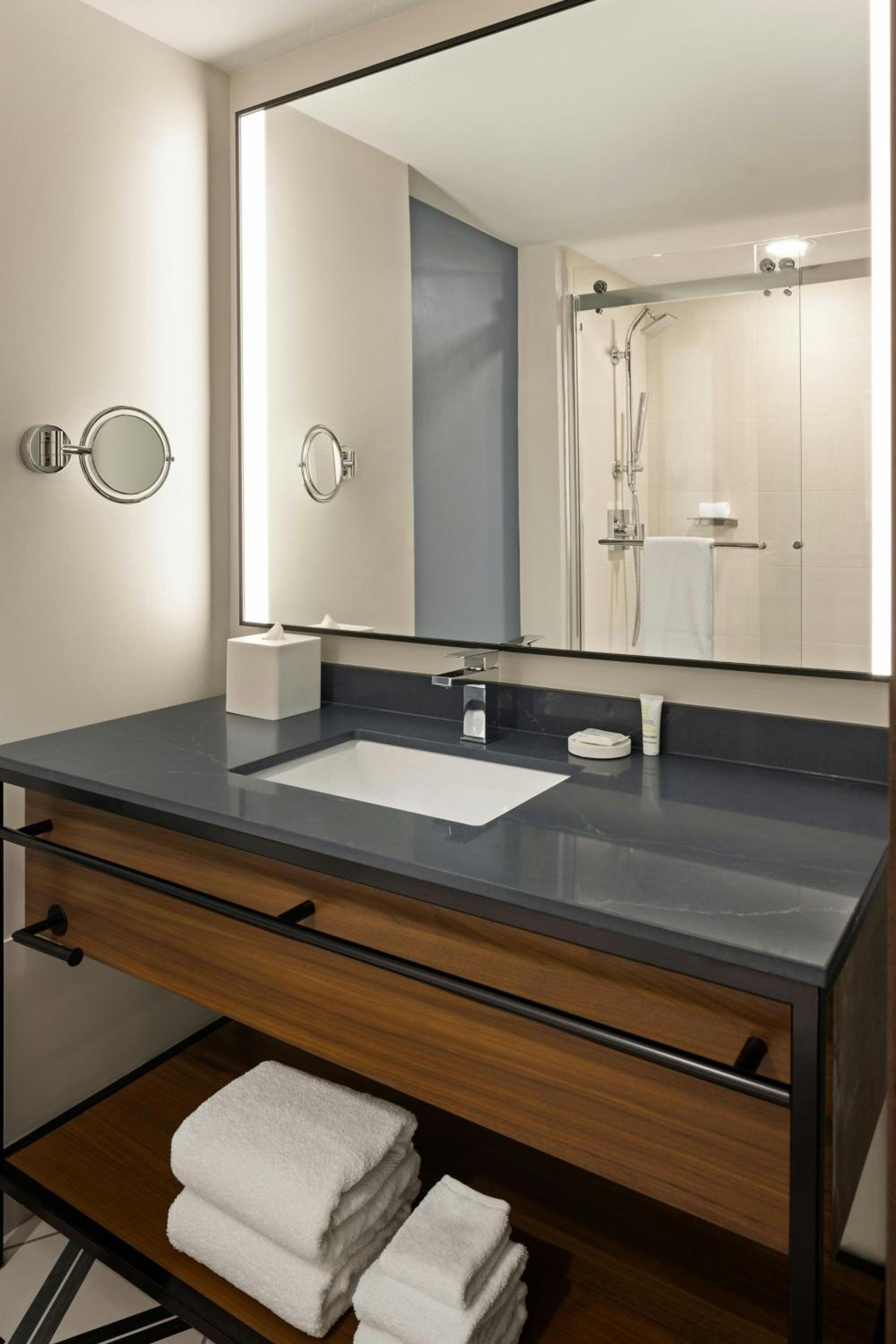 Deluxe King Room with Waterview - Photo 6