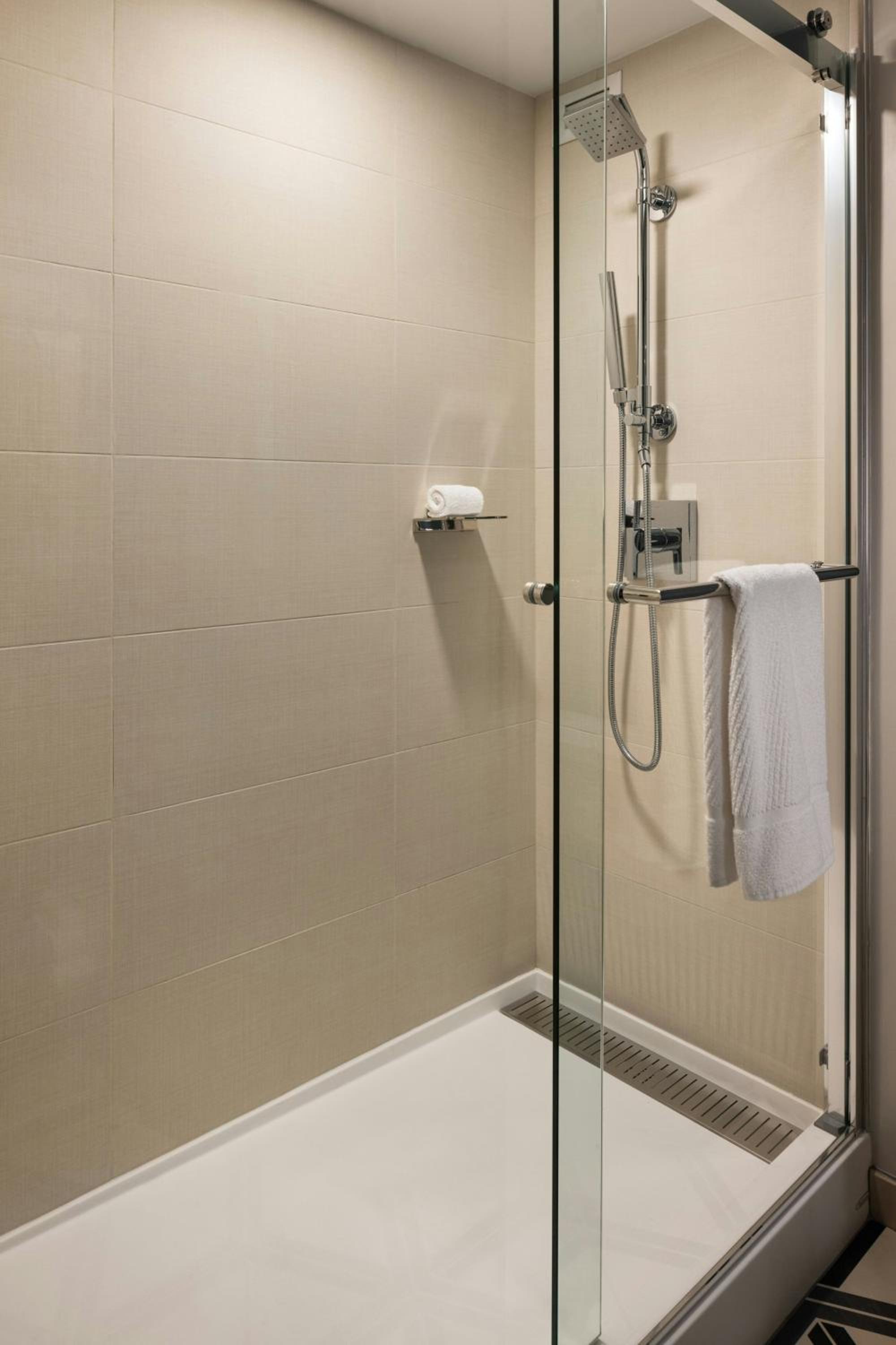 Deluxe King Room with Waterview - Photo 7