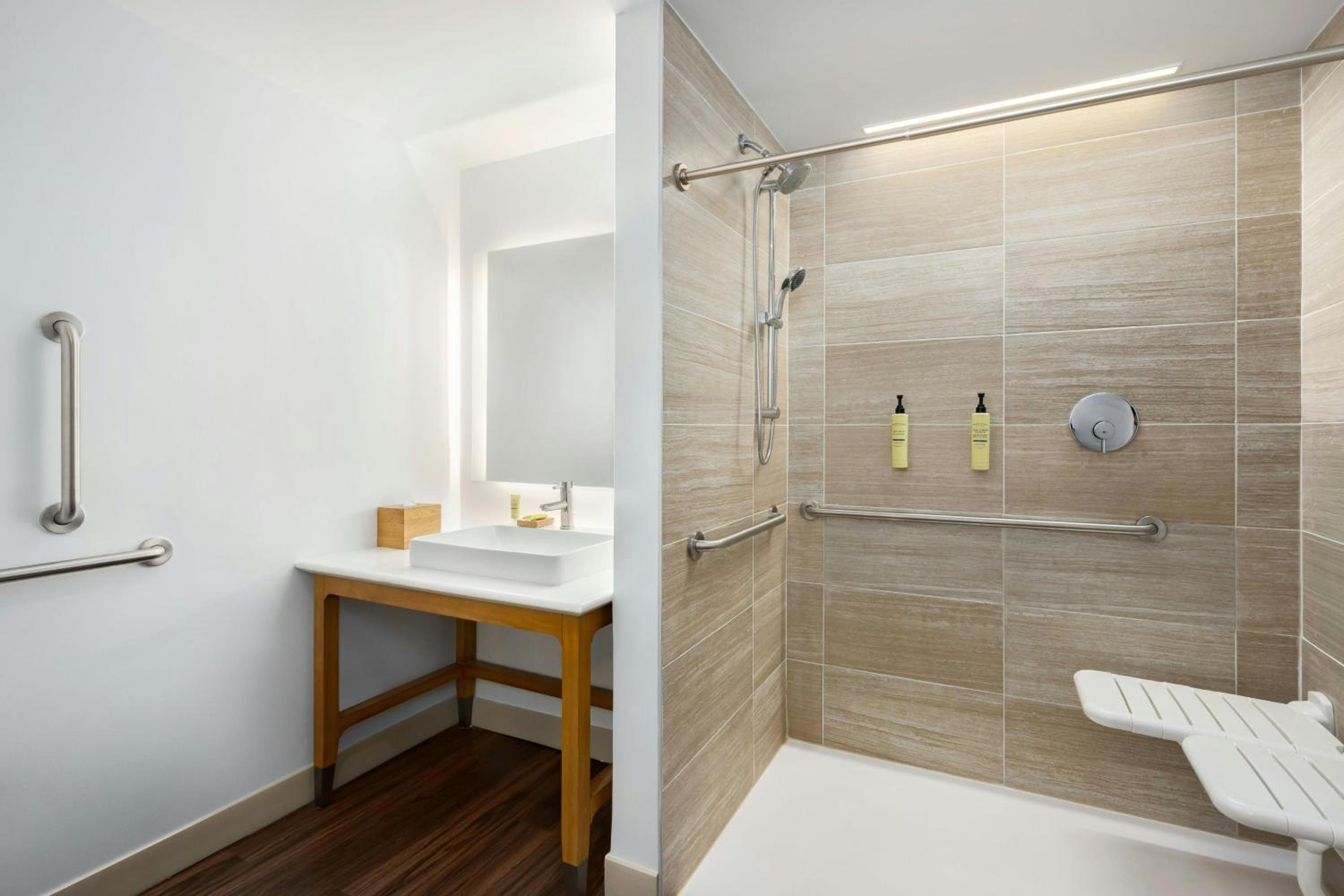 Studio with Two Queen Beds and Non-Private Sofa Bed - Photo 4