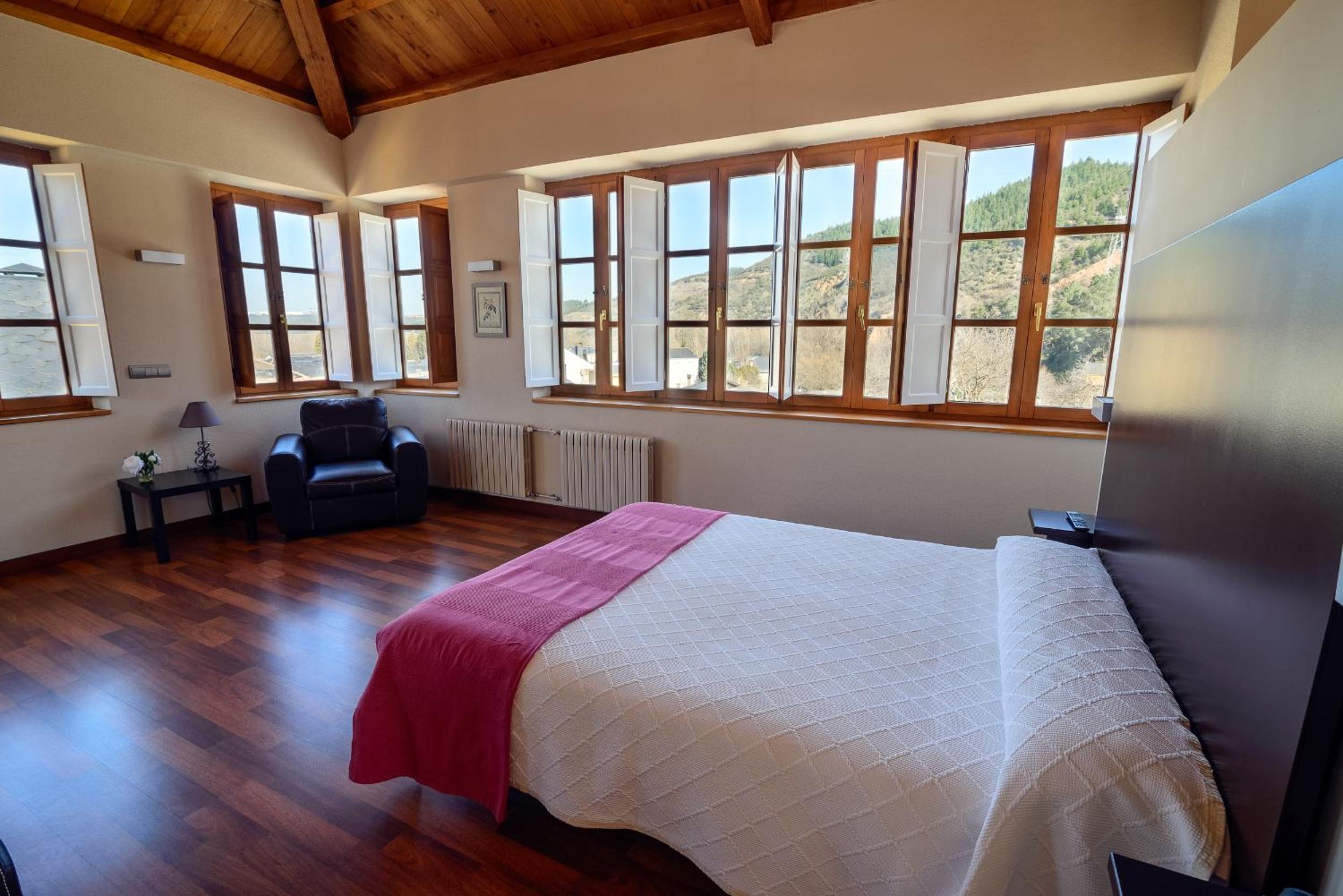 Suite - Photo 1