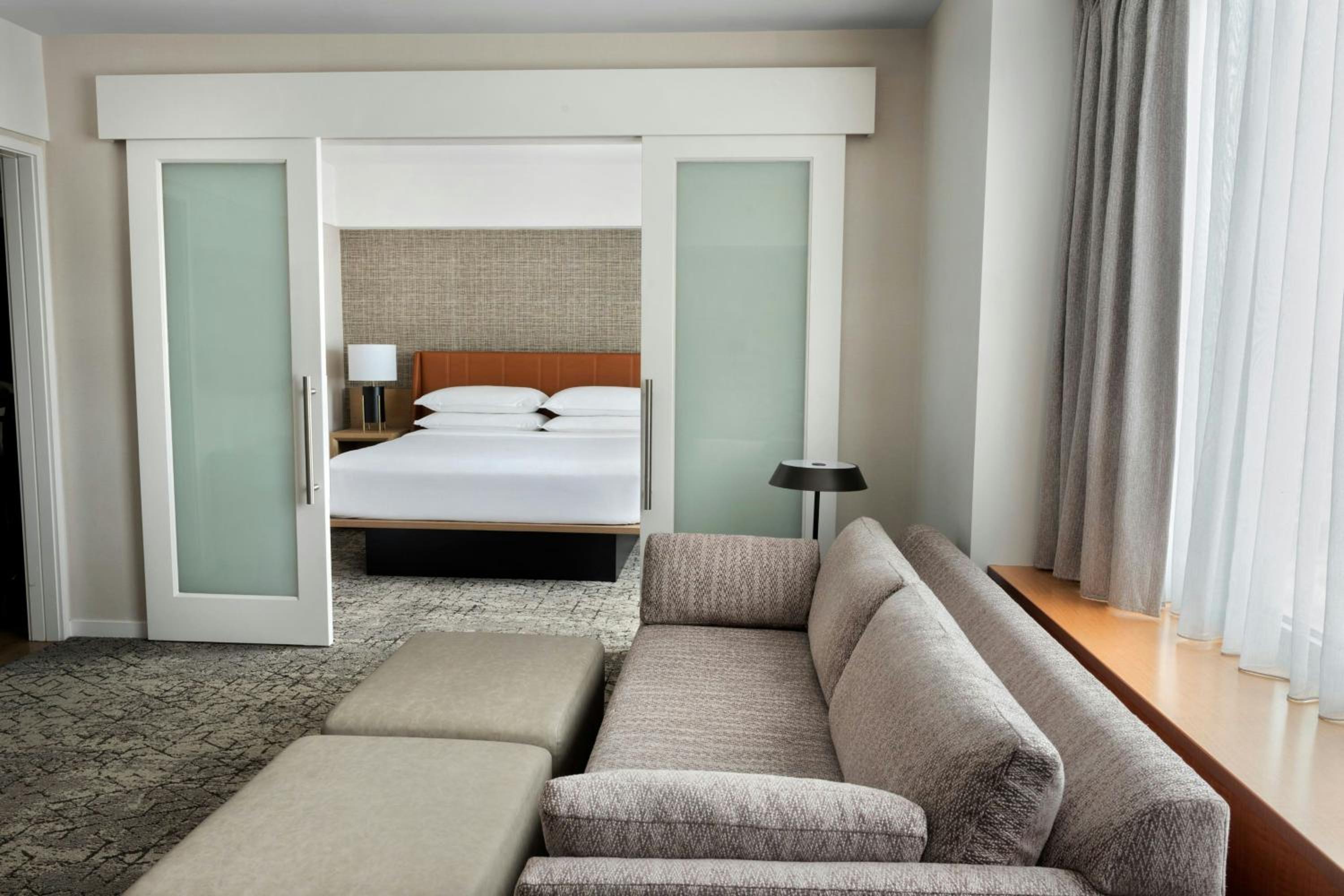 Junior Suite with Tub and Charles River View - Mobility/Hearing Accessible thumbnail 6