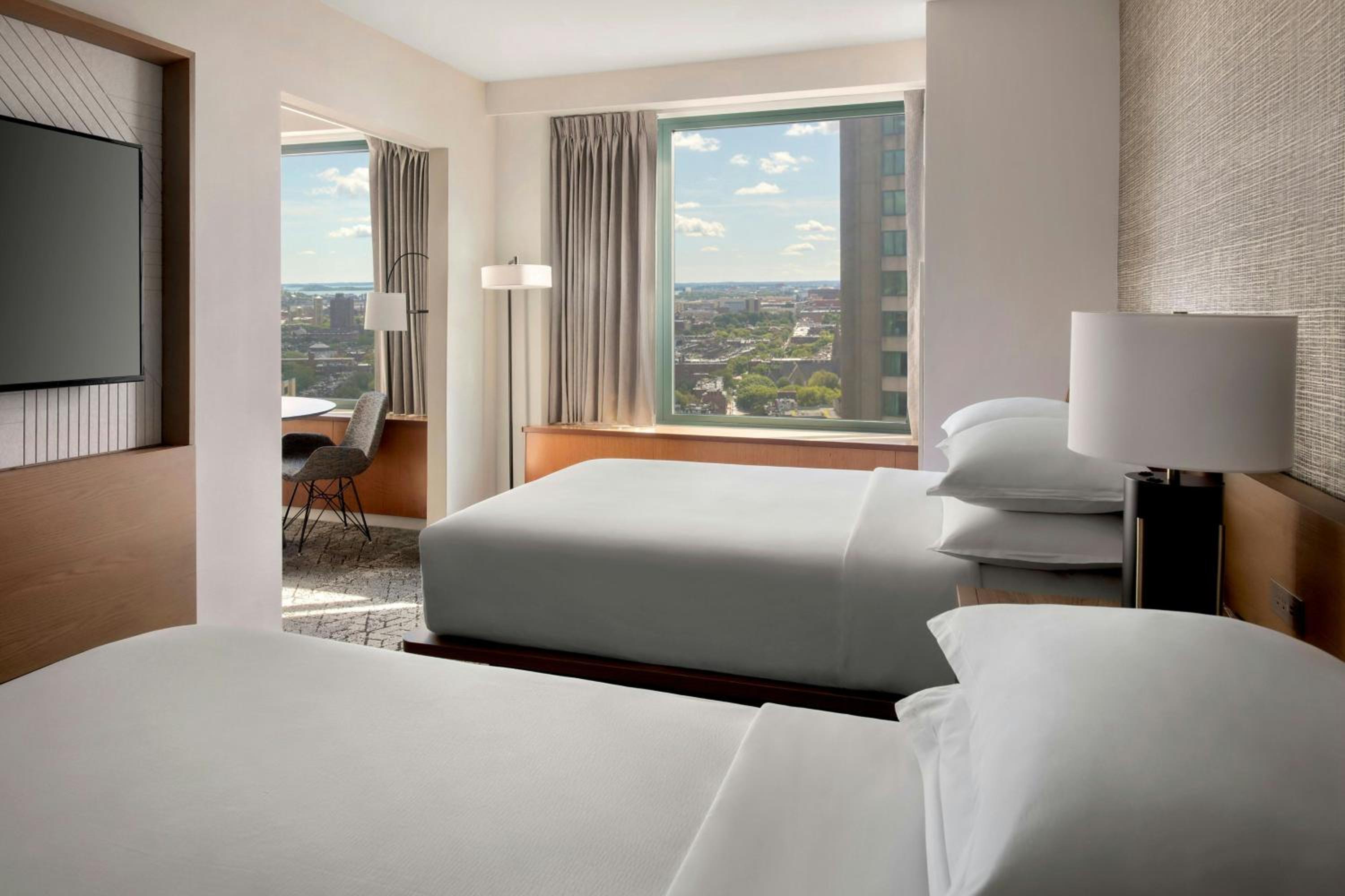 Executive Junior Suite with Sofa Bed and Tub - High Floor - Mobility Accessible