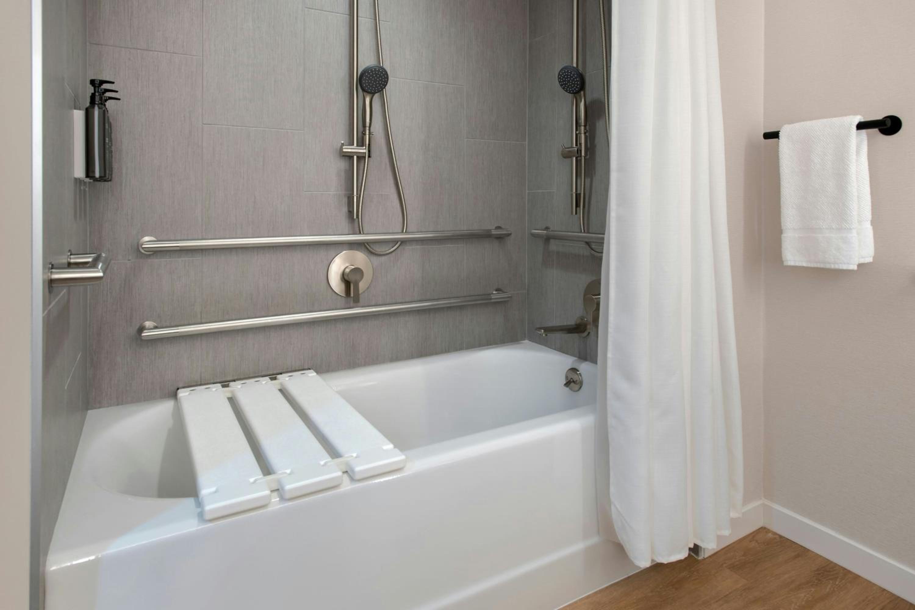 Traditional Double Room with Two Double Beds and Adapted Tub - Mobility and Hearing Accessible thumbnail 5