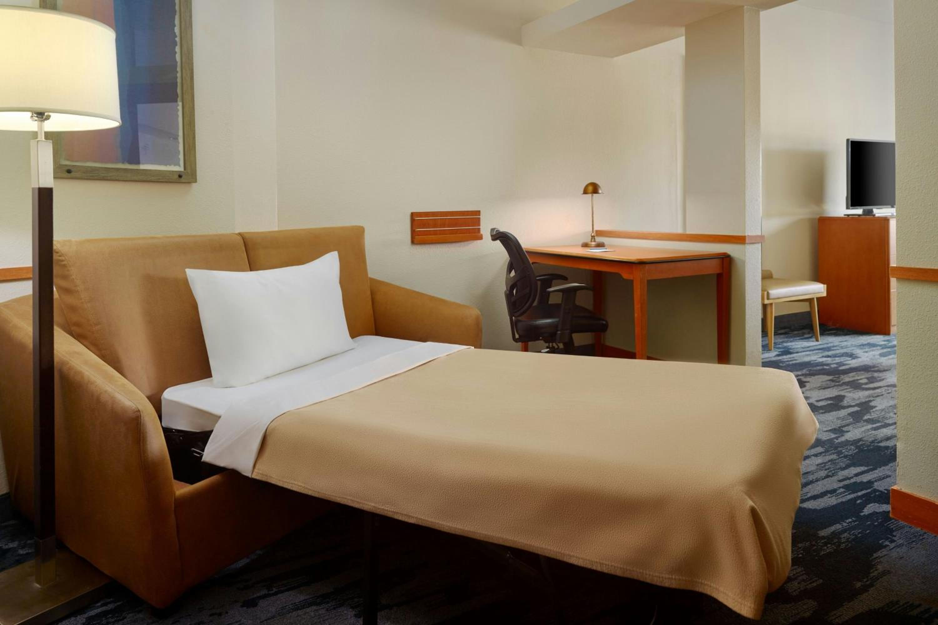 Studio with Two Queen Beds and Sofa Bed - Hearing Accessible - Photo 4