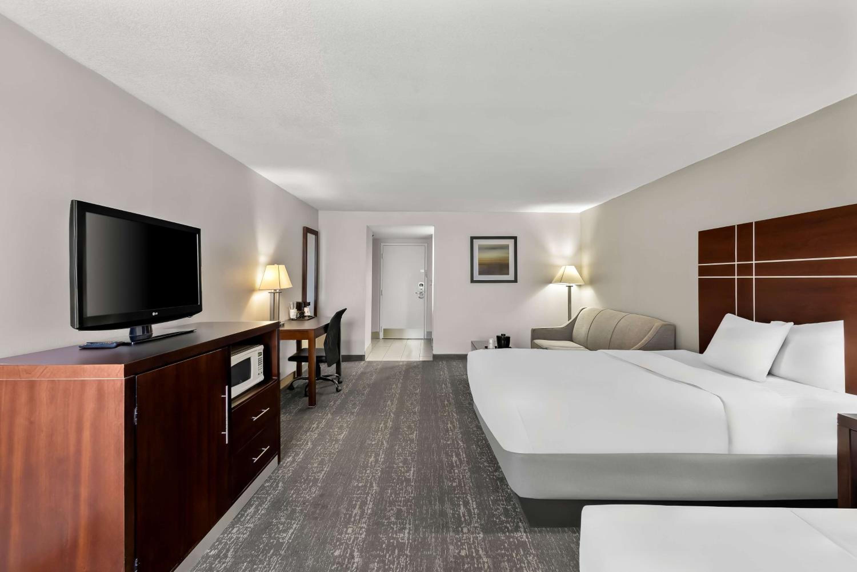 Double Room with Two Double Beds and Sofa Bed - Non-Smoking - Photo 2