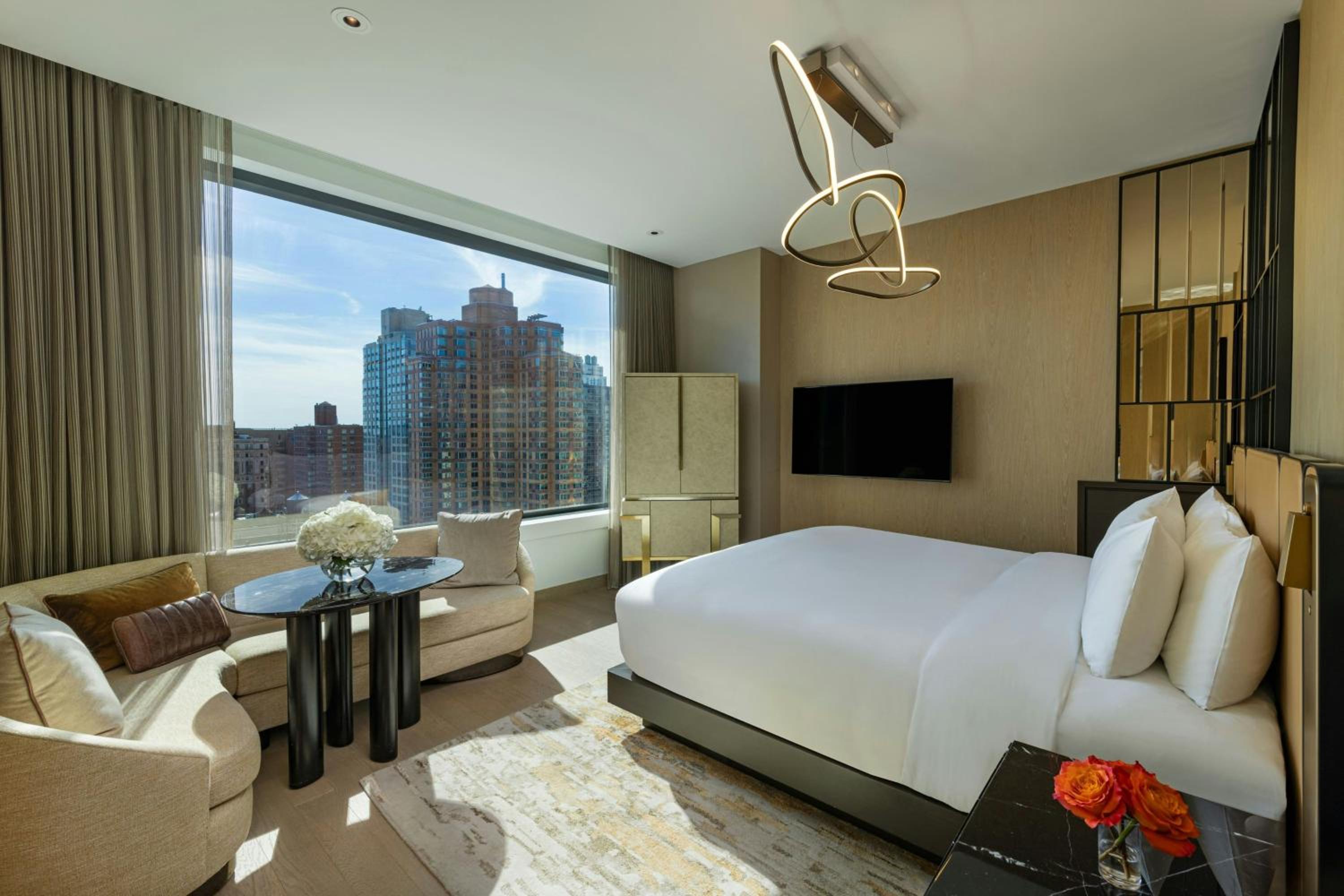 Manhattan King Room with Roll-In Shower - High Floor - Mobility Accessible