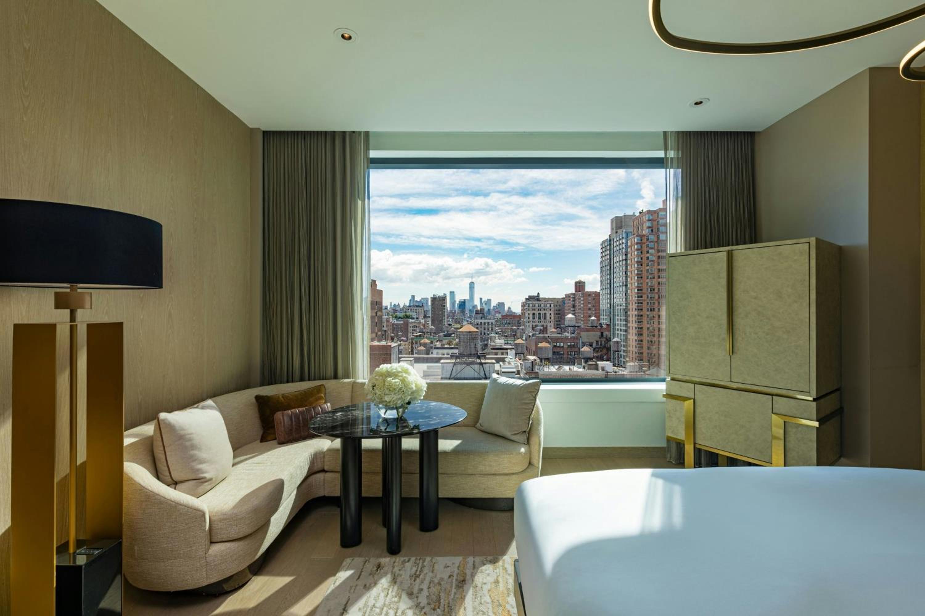 Manhattan King Room with Roll-In Shower - High Floor - Mobility Accessible
