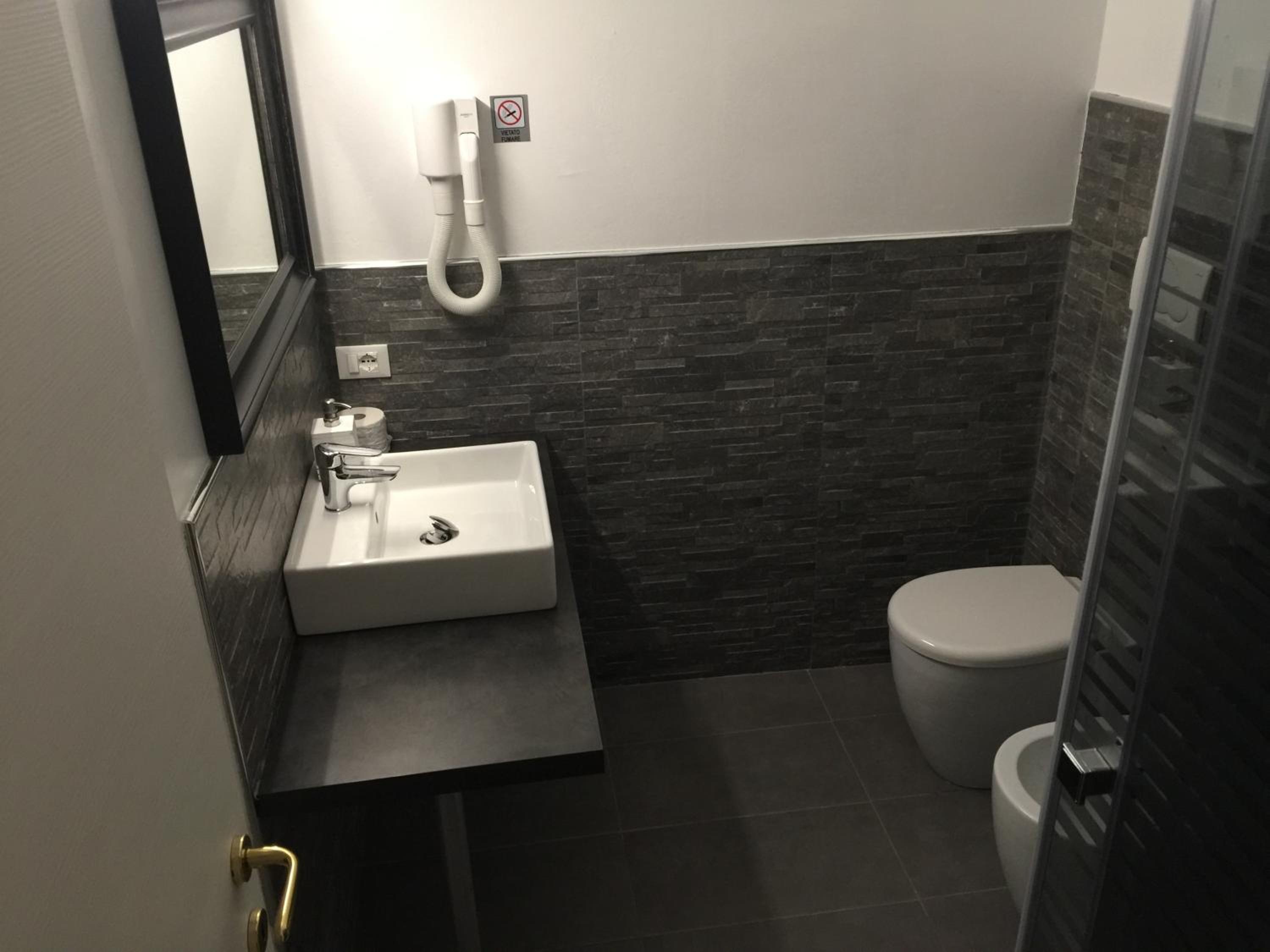 Double Room with Private Bathroom - Photo 3