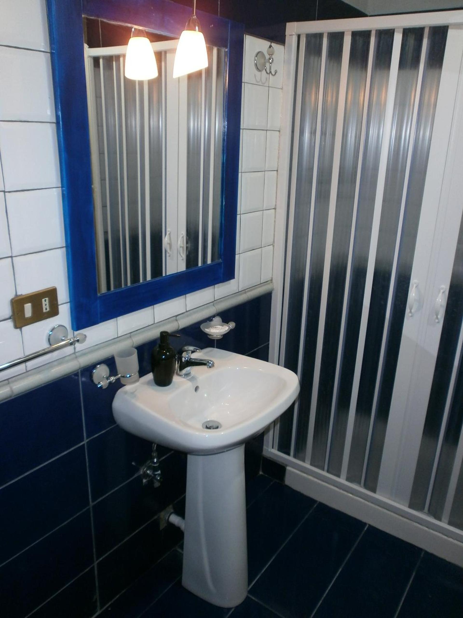Double Room with Private Bathroom - Photo 3