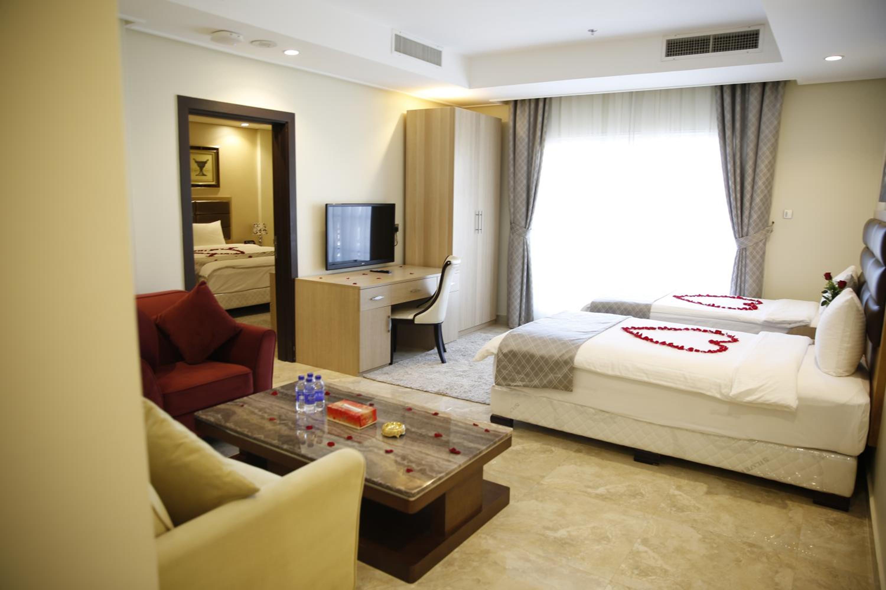Deluxe Family Room with City View (without living room) - Photo 1