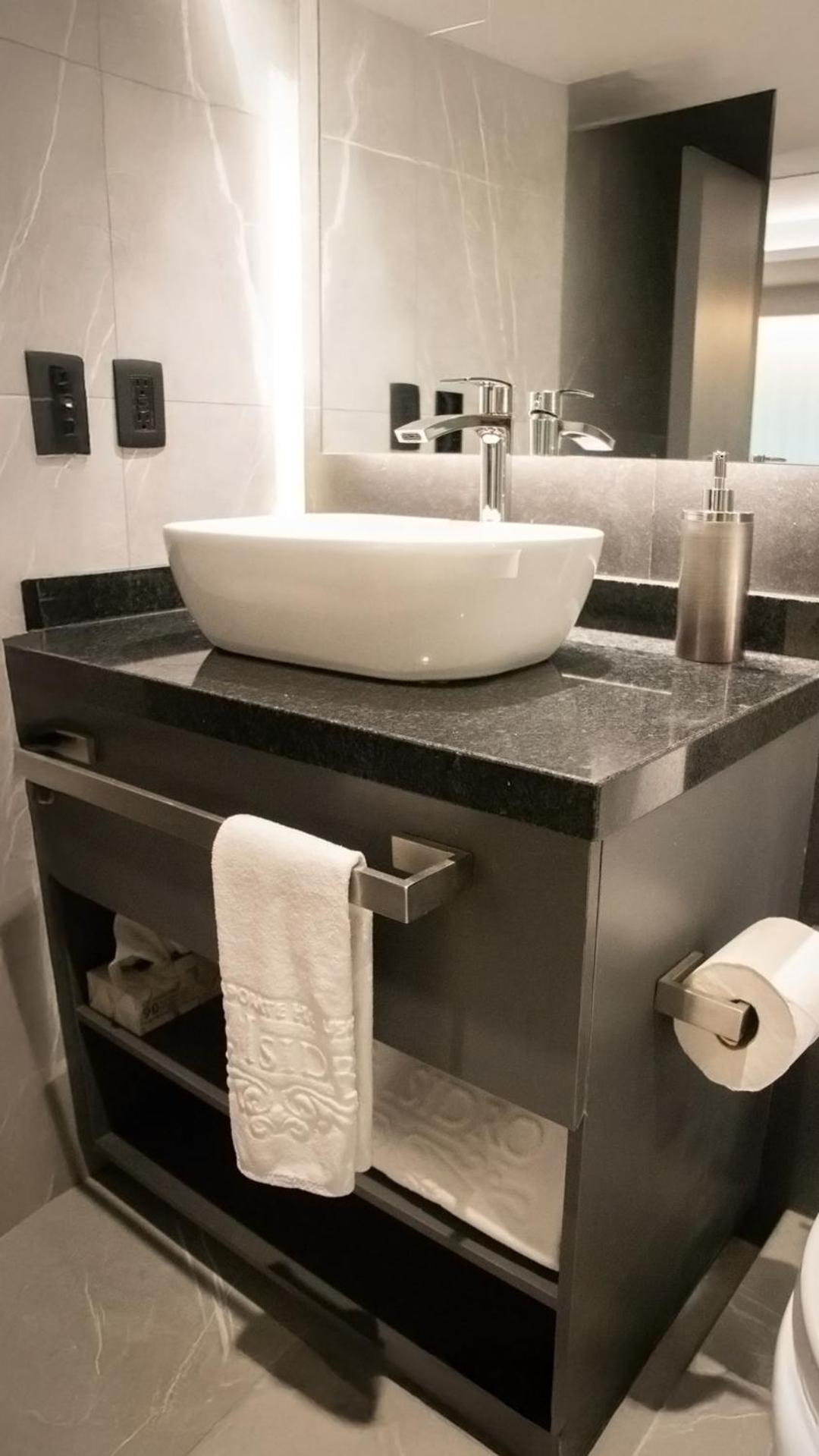 Suite - Photo 1