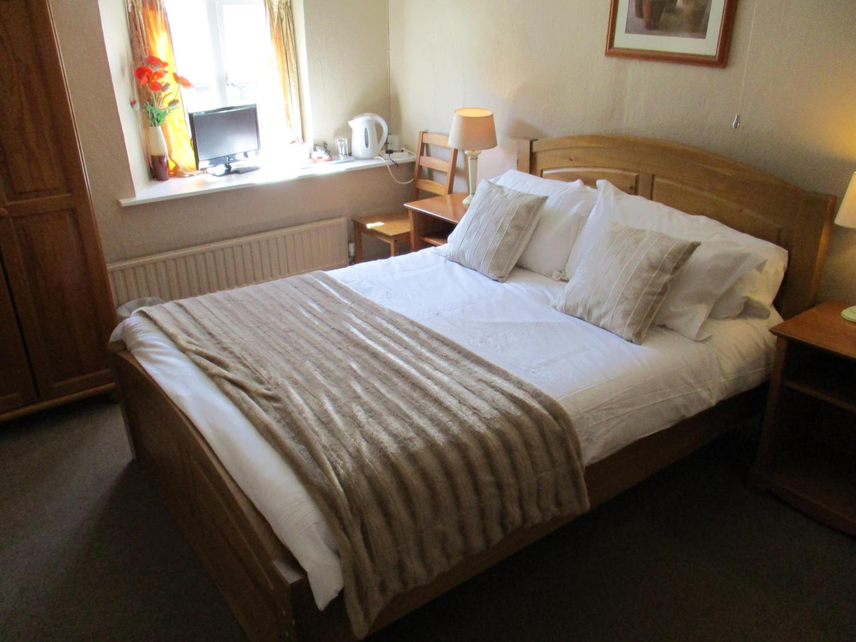 Double Room with En Suite Shower - Photo 1