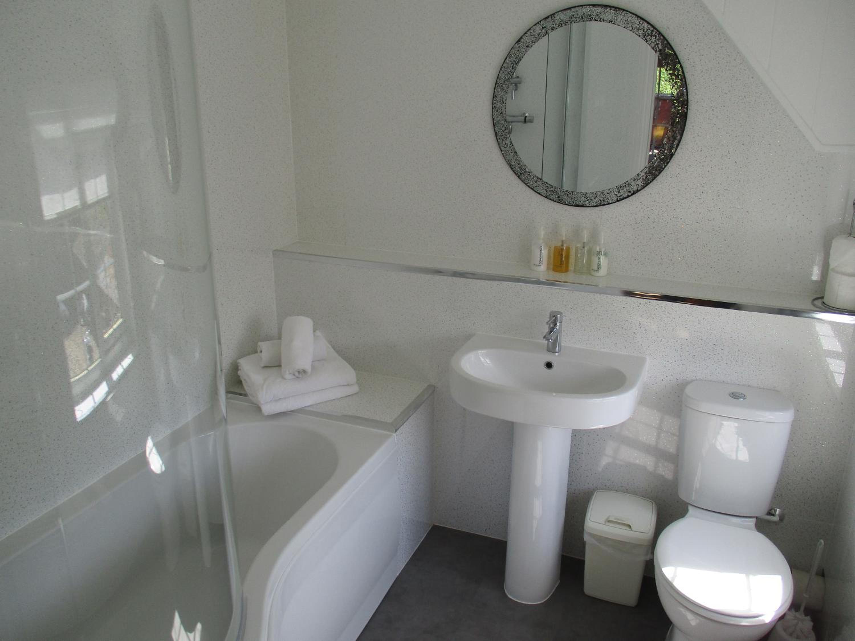 Double Room with En-Suite Bathroom - Photo 4